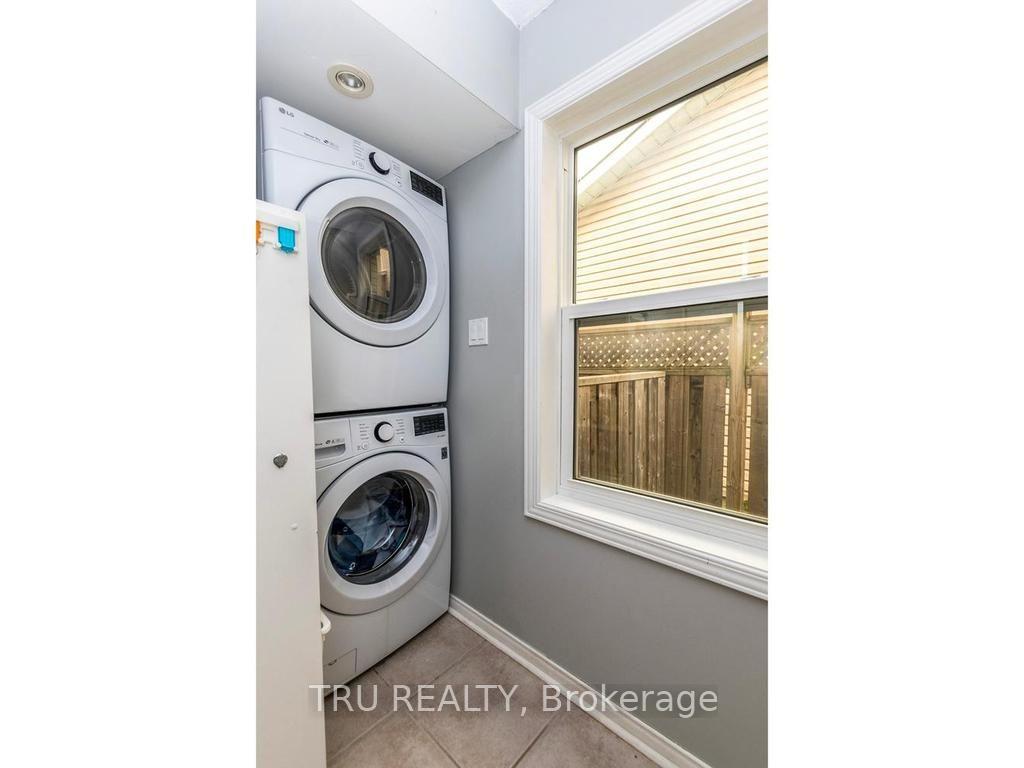 Photo 11 of 24 Soho Crescent, Ottawa, Barrhaven - Heritage Park — HOMEH