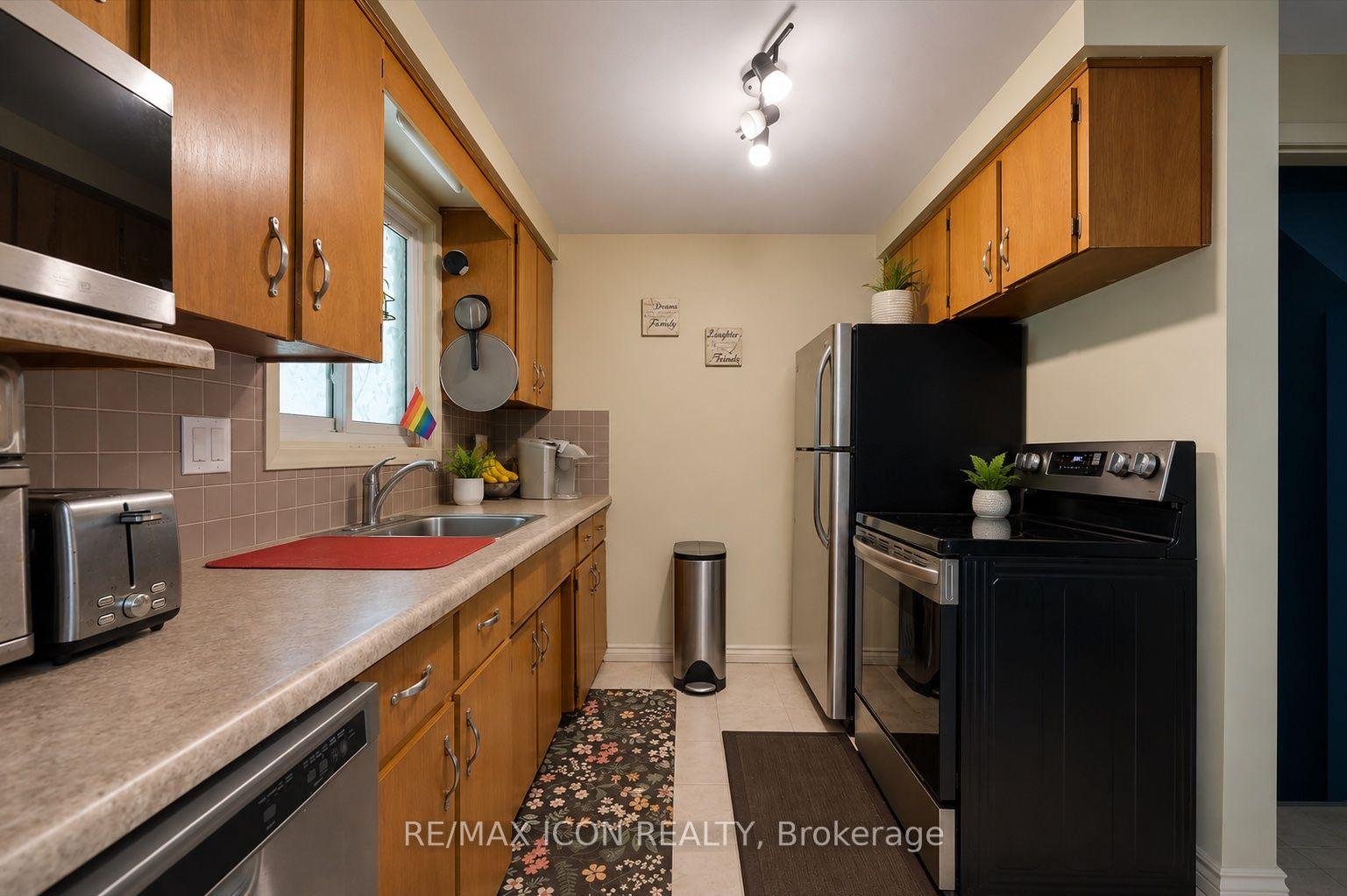 Photo 5 of 165 Selkirk Drive, Kitchener, Alpine — HOMEH