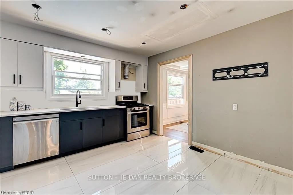 Photo 13 of 1027 Flintlock Court, London, North P — HOMEH