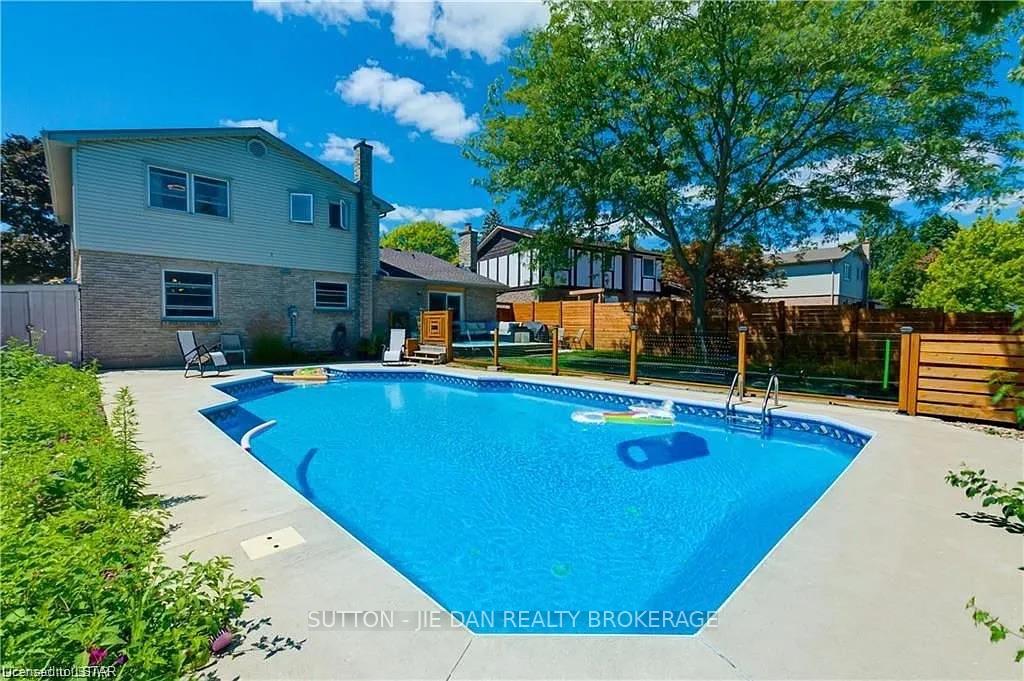 Photo 21 of 1027 Flintlock Court, London, North P — HOMEH