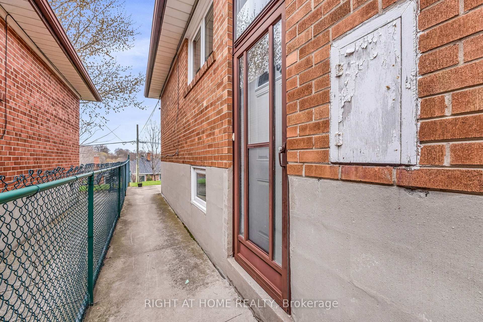 Photo 34 of 110 Victory Drive, North York, Downsview-Roding-CFB — HOMEH