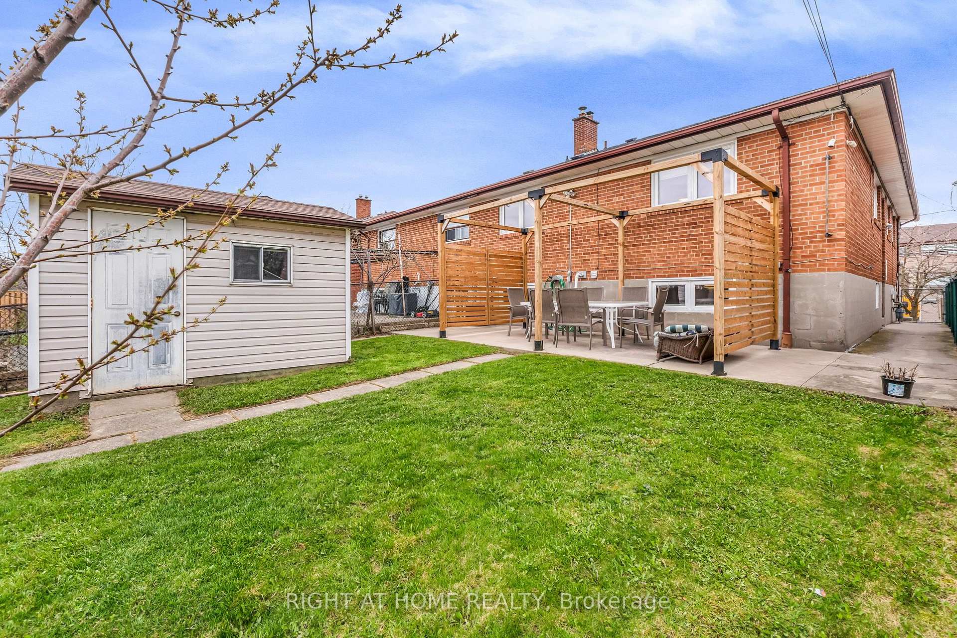 Photo 36 of 110 Victory Drive, North York, Downsview-Roding-CFB — HOMEH
