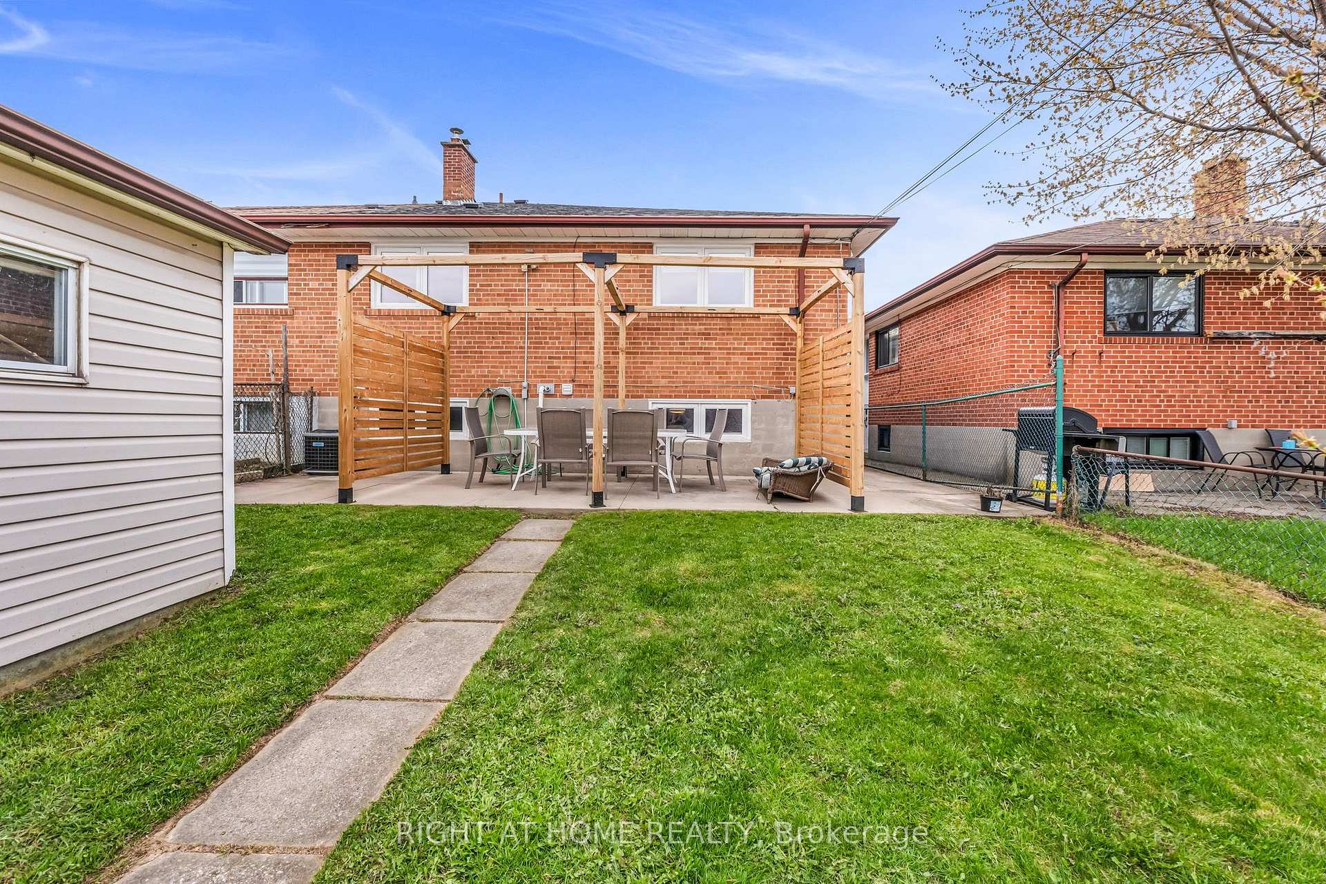 Photo 37 of 110 Victory Drive, North York, Downsview-Roding-CFB — HOMEH