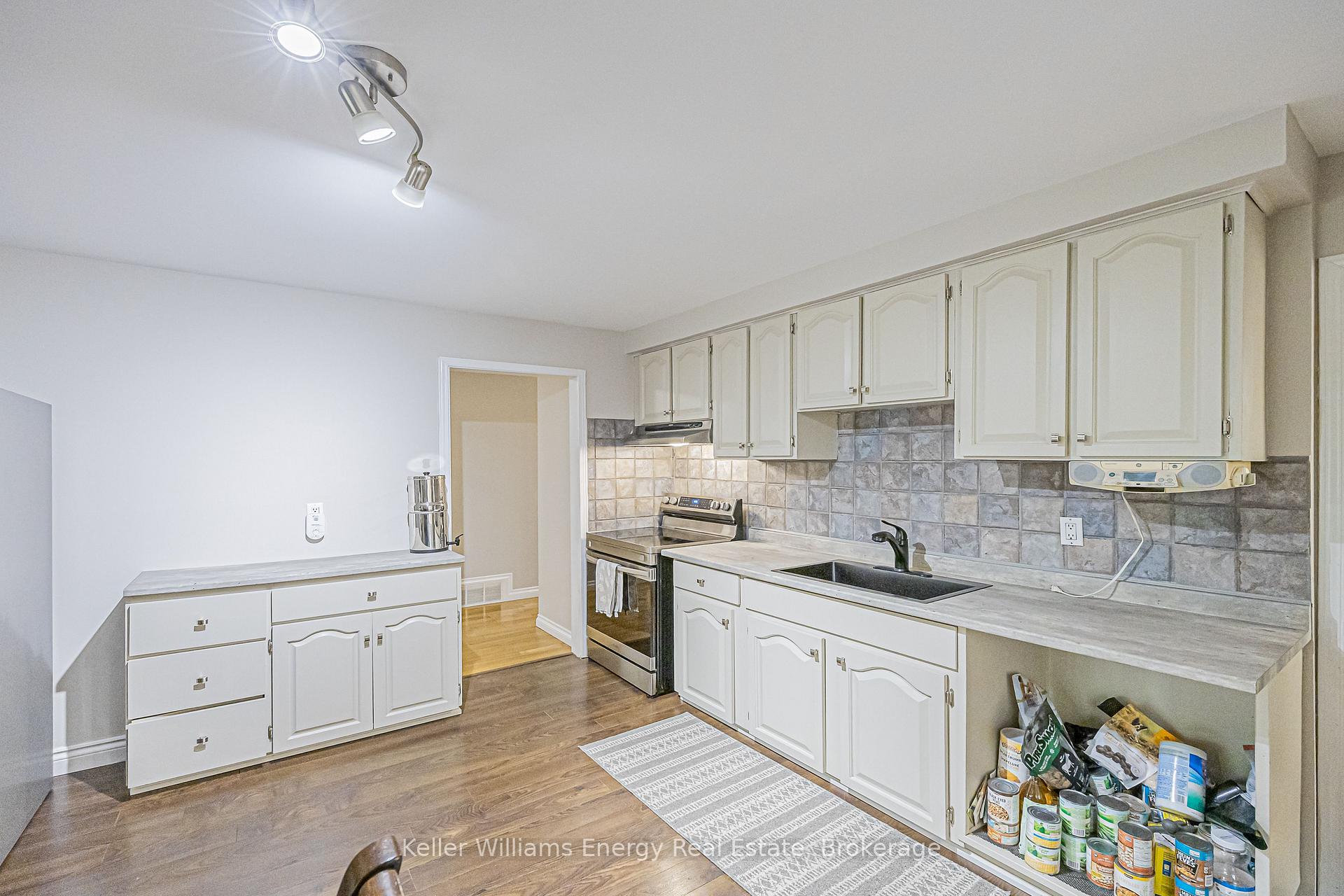 Photo 11 of 812 Douglas Avenue, Pickering, Bay Ridges — HOMEH