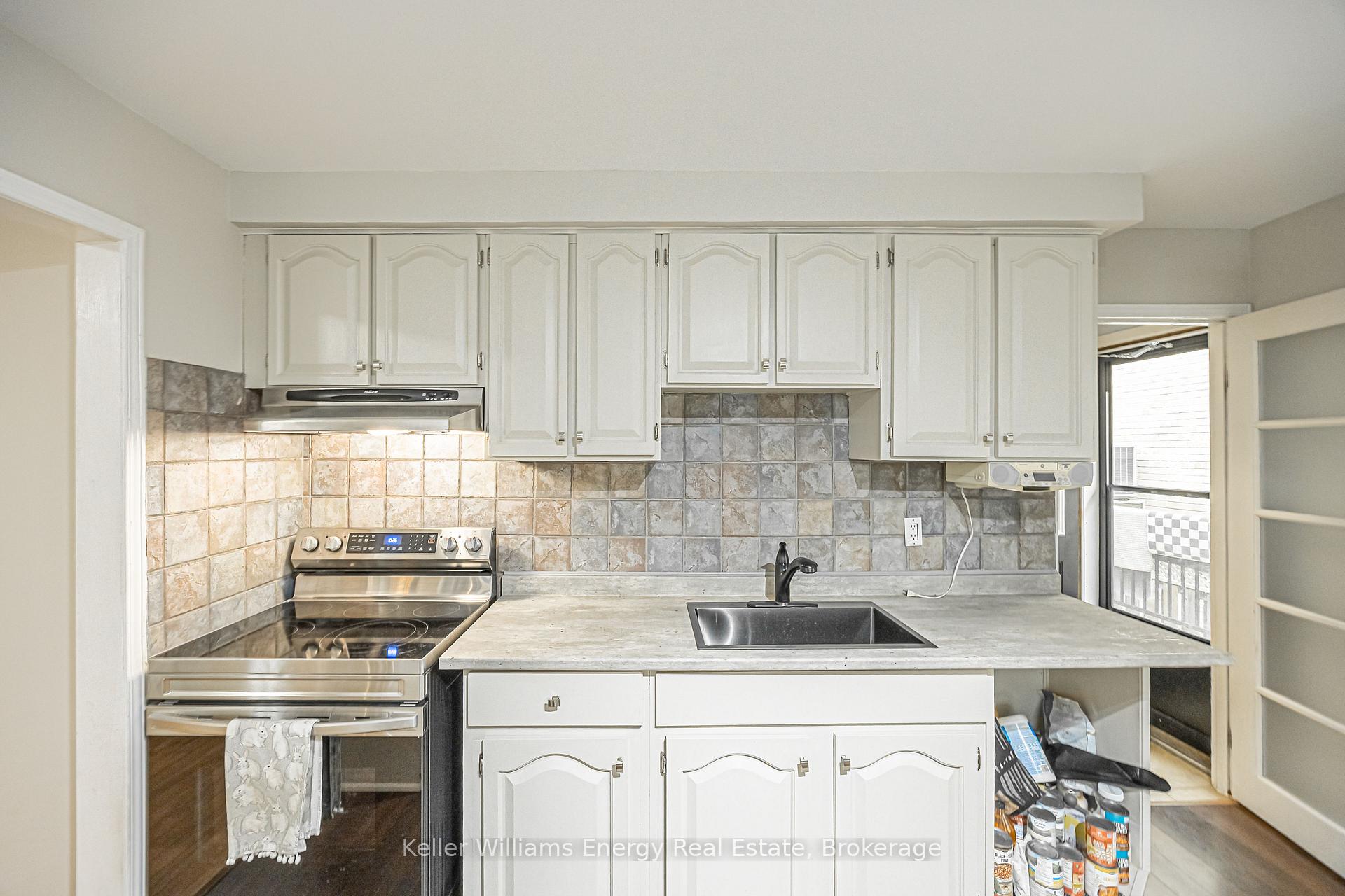 Photo 13 of 812 Douglas Avenue, Pickering, Bay Ridges — HOMEH