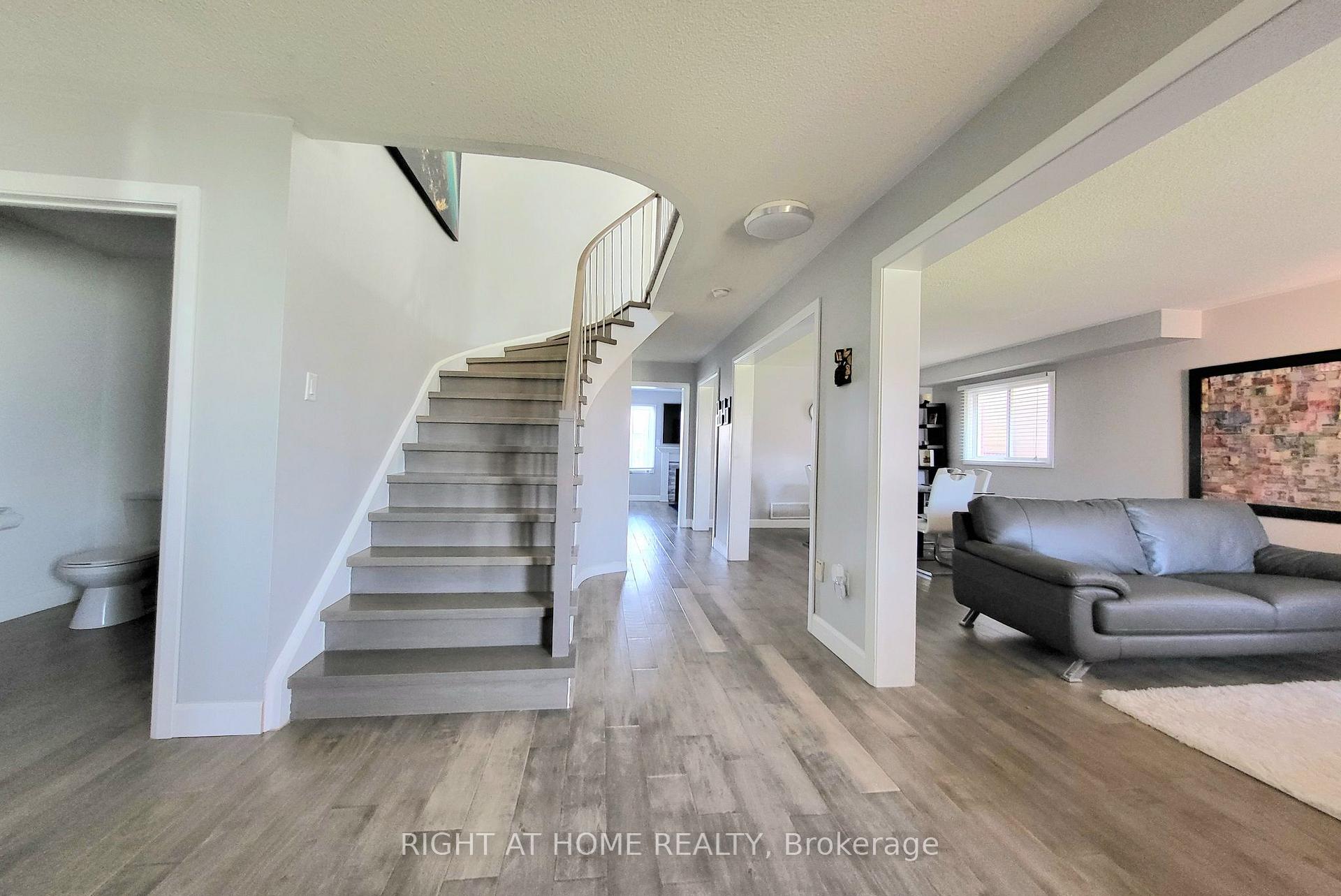Photo 3 of 1040 Beaver Valley Crescent, Oshawa, Northglen — HOMEH