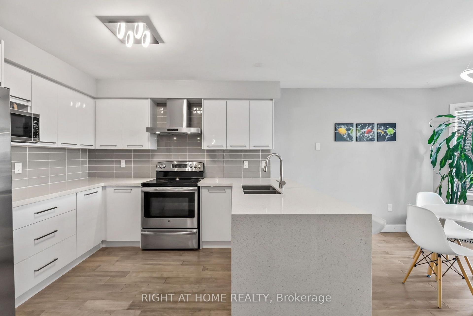 Photo 4 of 1040 Beaver Valley Crescent, Oshawa, Northglen — HOMEH