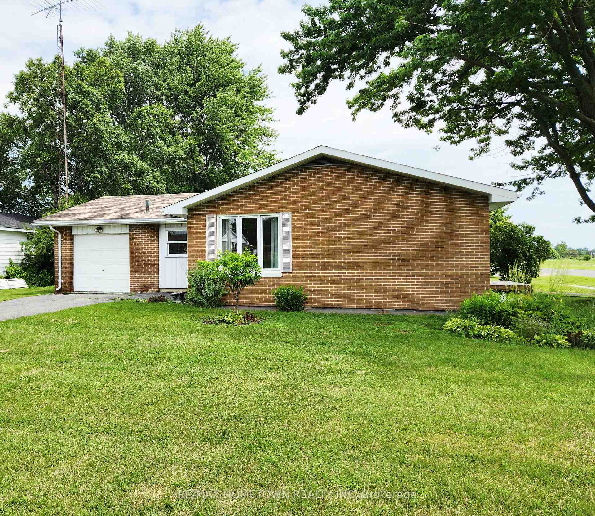 Photo 1 of 38 Elizabeth Drive, South Dundas, Iroquois — HOMEH