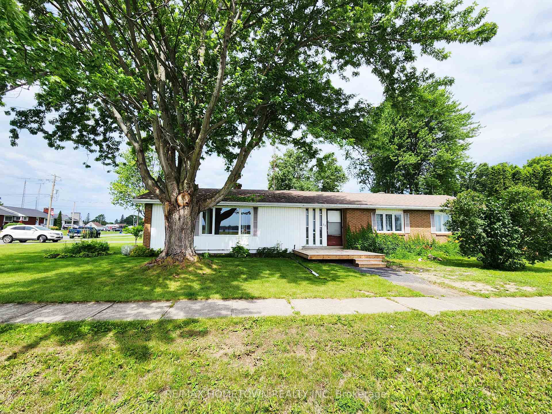 Photo 3 of 38 Elizabeth Drive, South Dundas, Iroquois — HOMEH