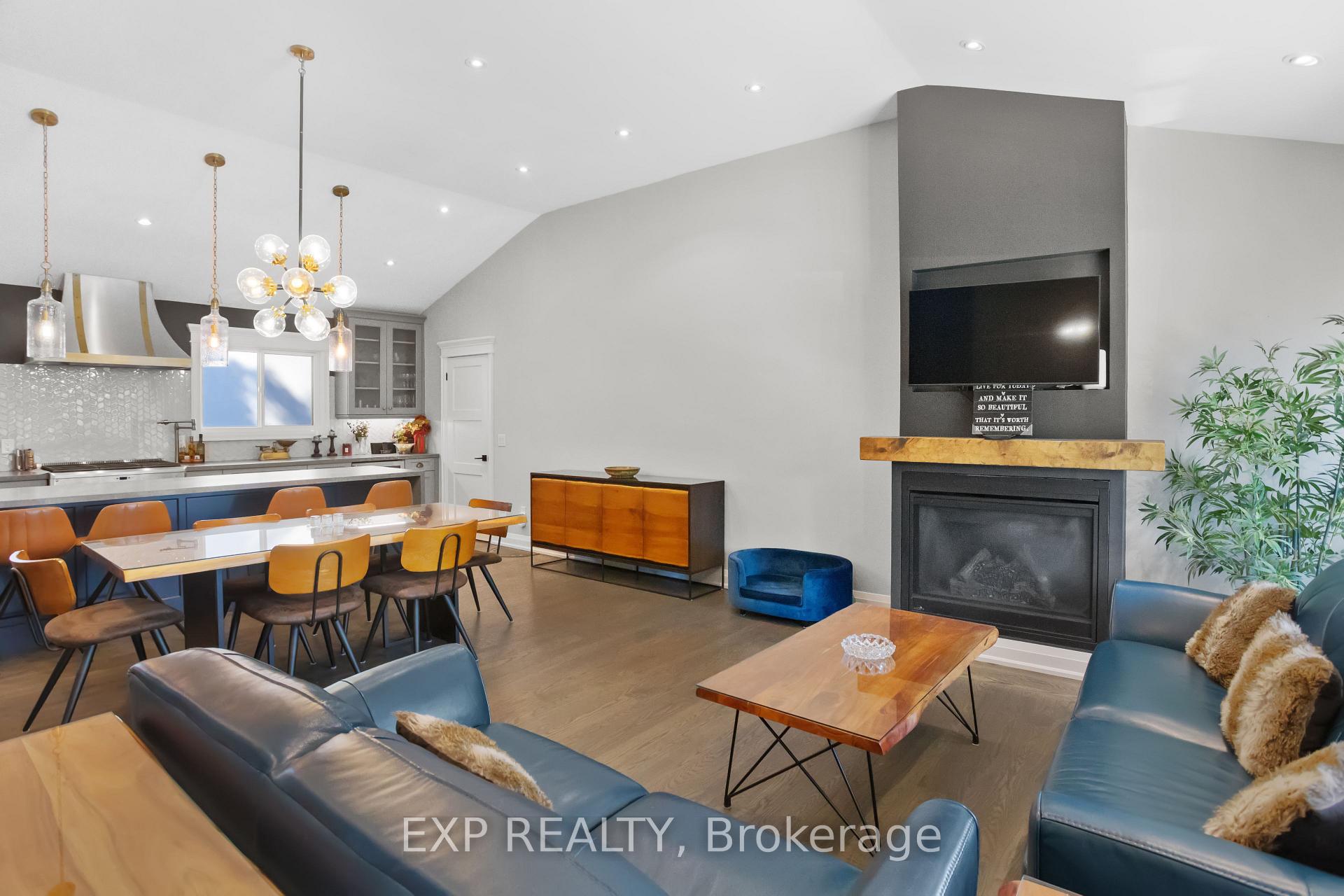 Photo 5 of 18 Winsdale Road, Etobicoke, Markland Wood — HOMEH