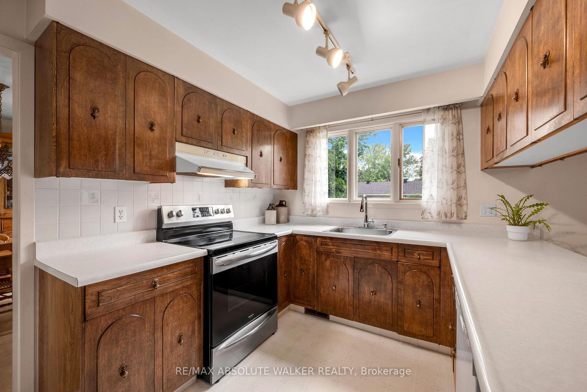 Photo 8 of 1950 Fairmeadow Crescent, Ottawa, Guildwood Estates - Urbandale Acres — HOMEH