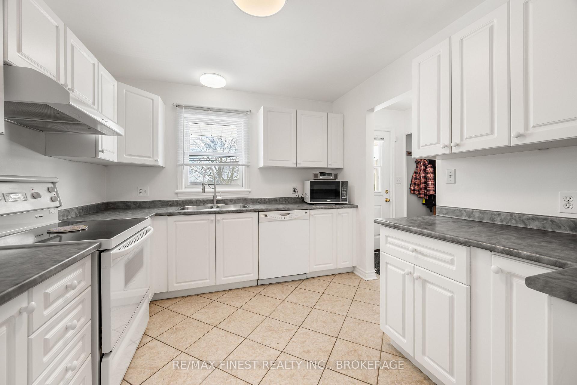 Photo 6 of 303 Conacher Drive, Kingston, Rideau — HOMEH