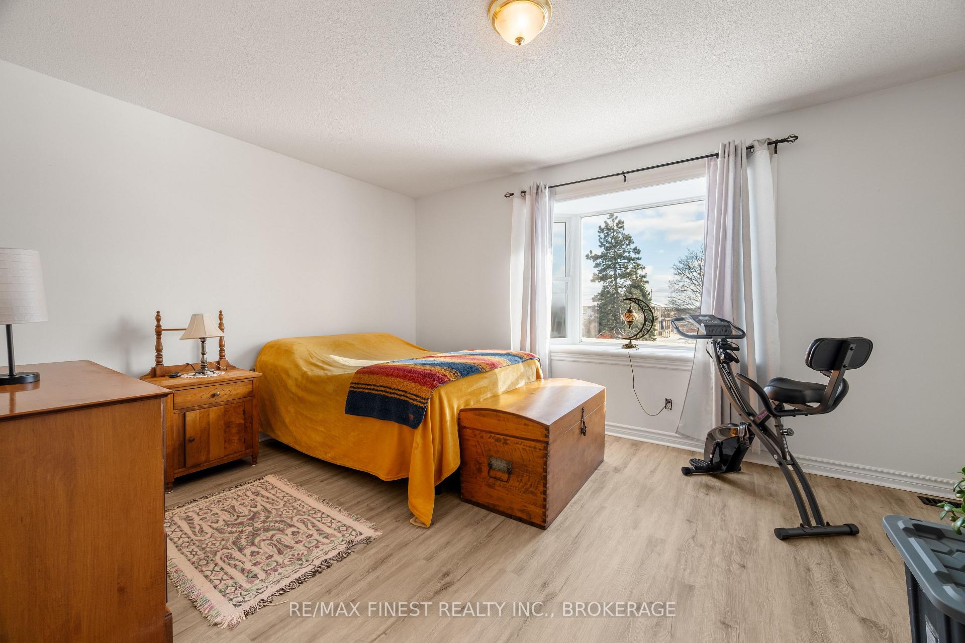 Photo 17 of 303 Conacher Drive, Kingston, Rideau — HOMEH