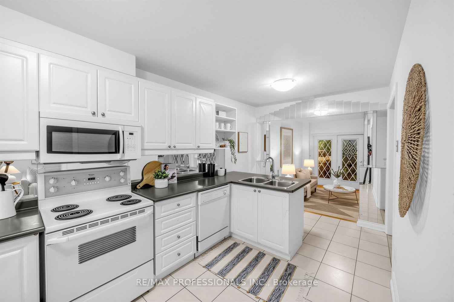 Photo 10 of 7 Briarly Lane, Etobicoke, Kingsway South — HOMEH