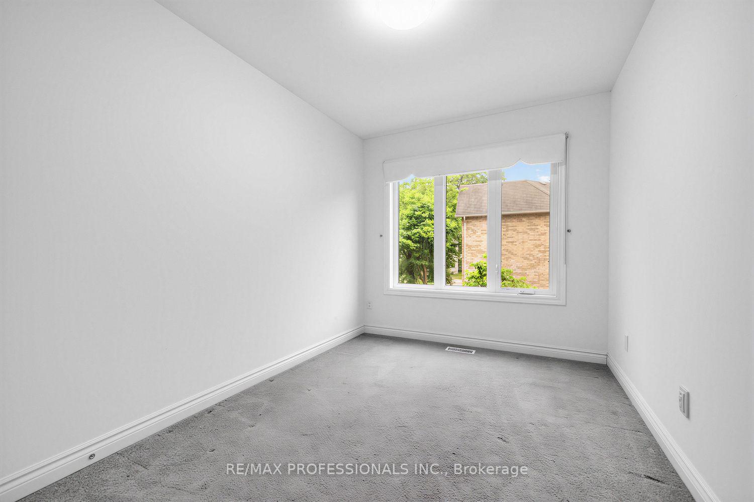 Photo 25 of 7 Briarly Lane, Etobicoke, Kingsway South — HOMEH