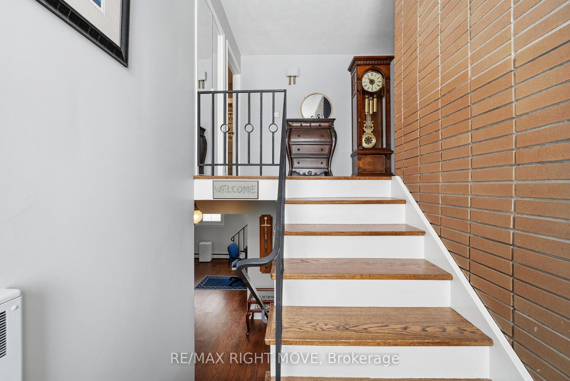 Photo 2 of 220 Belmoral Drive, Orillia — HOMEH
