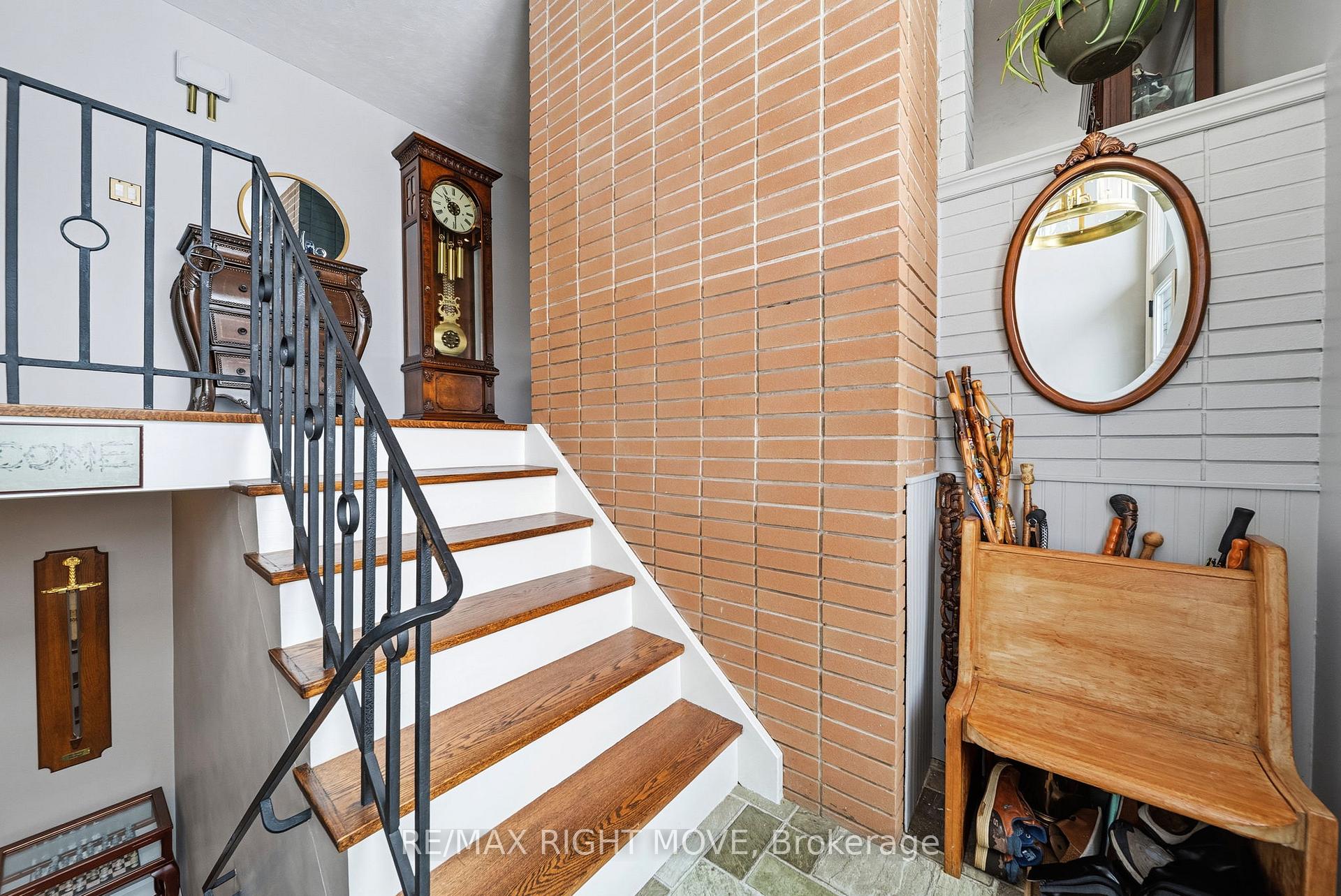 Photo 3 of 220 Belmoral Drive, Orillia — HOMEH