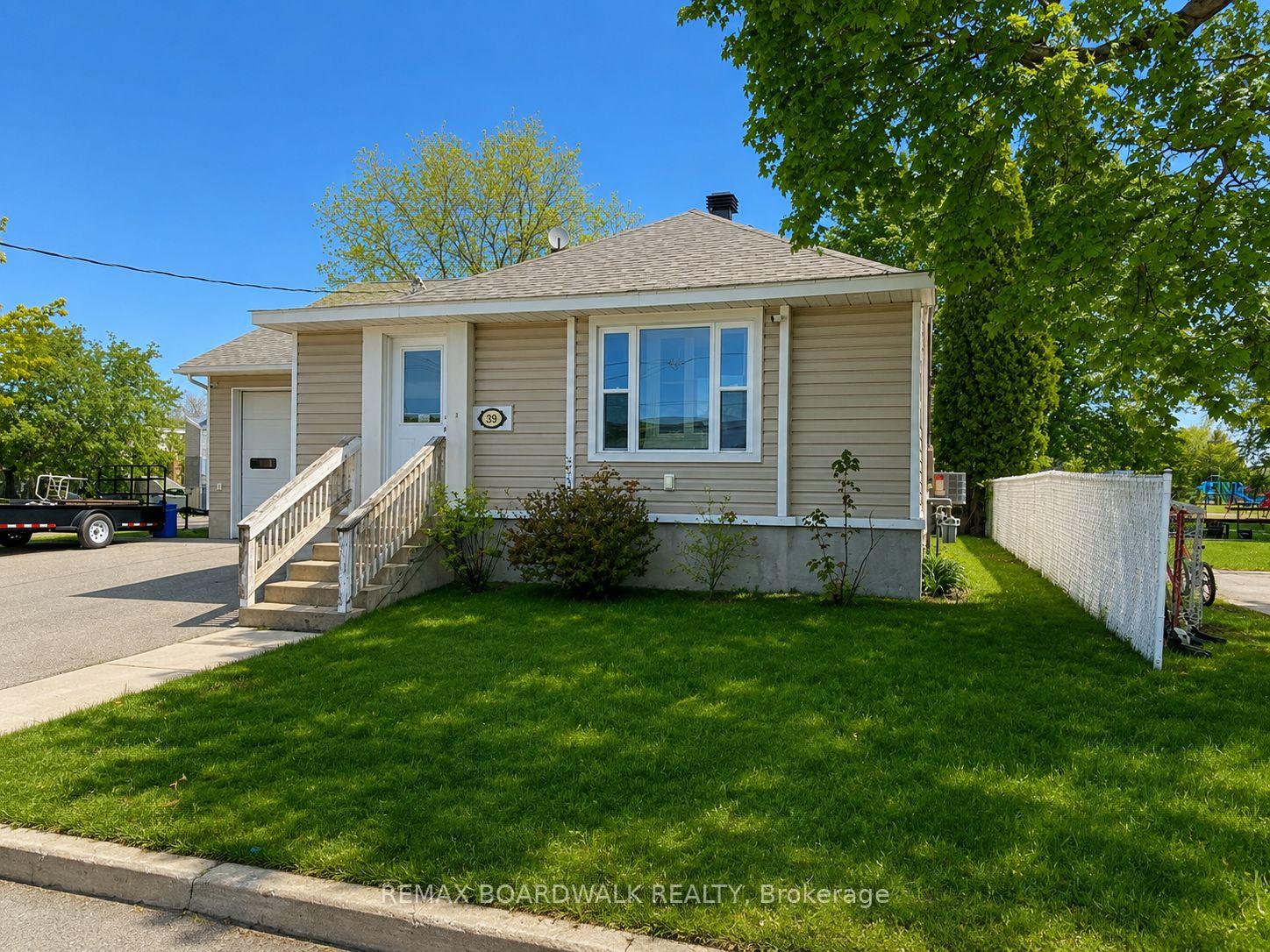 Photo 2 of 39 Condie Street, Smiths Falls, Smiths Falls — HOMEH