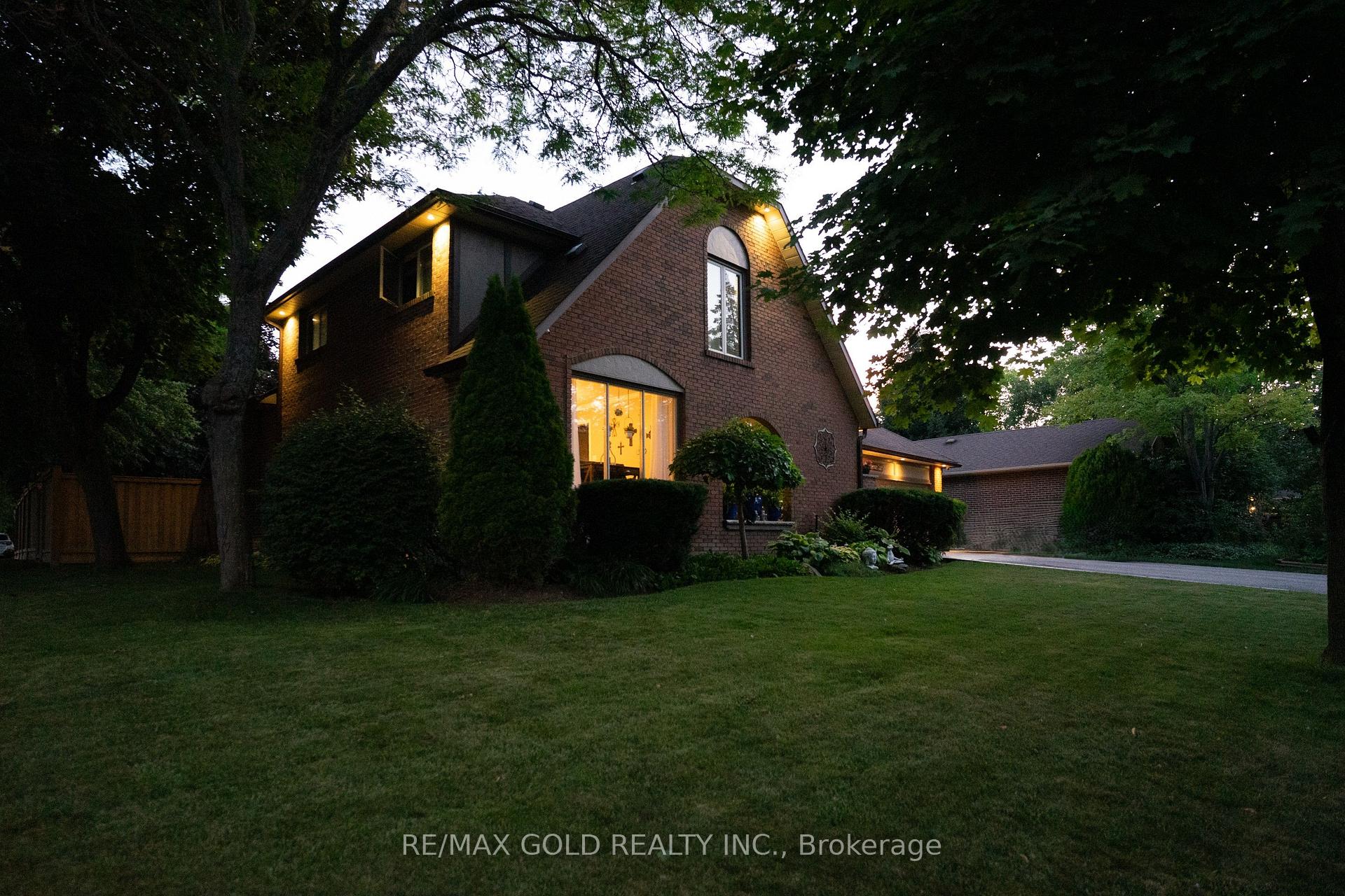Photo 3 of 40 Cairnmore Court, Brampton, Snelgrove — HOMEH