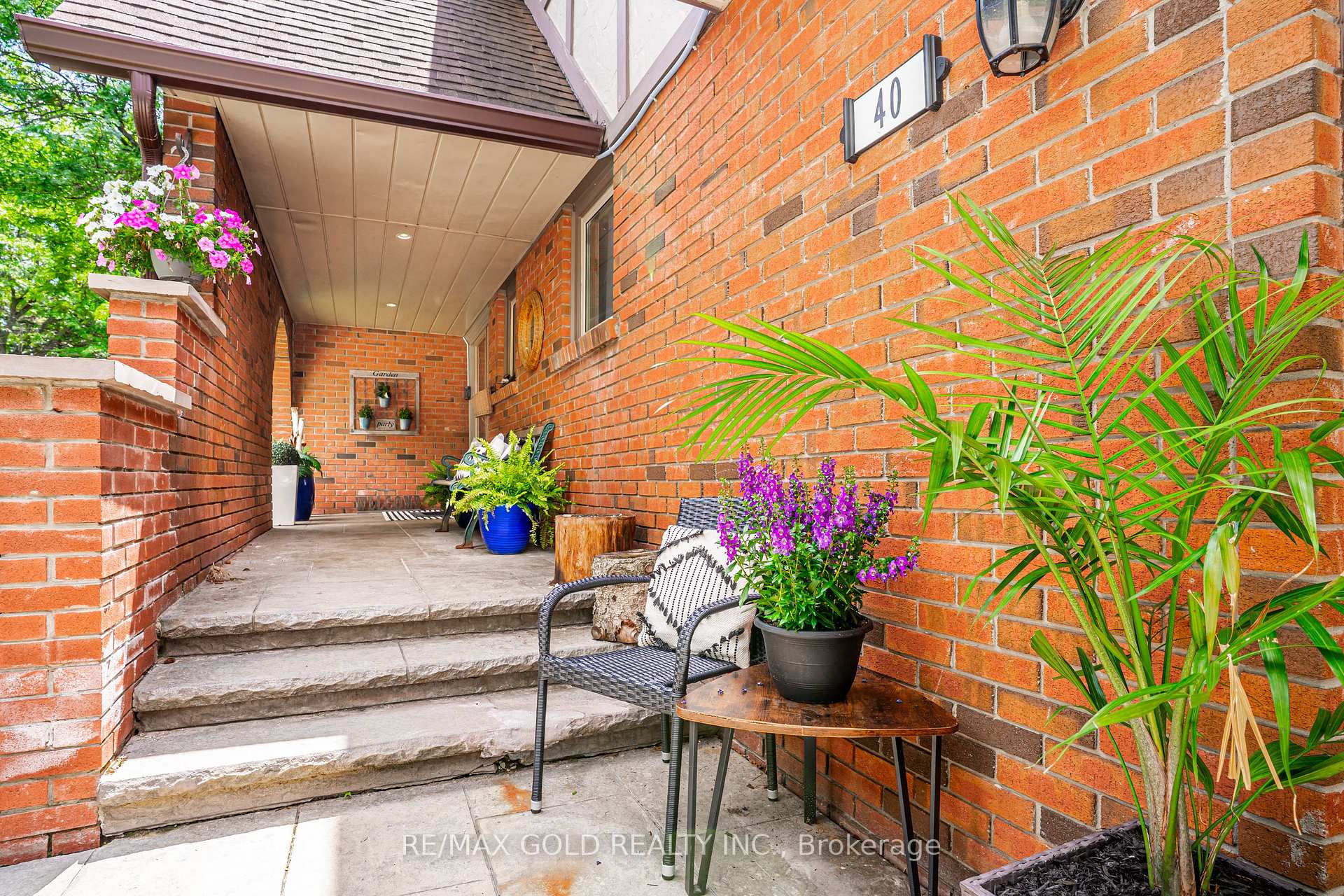 Photo 5 of 40 Cairnmore Court, Brampton, Snelgrove — HOMEH