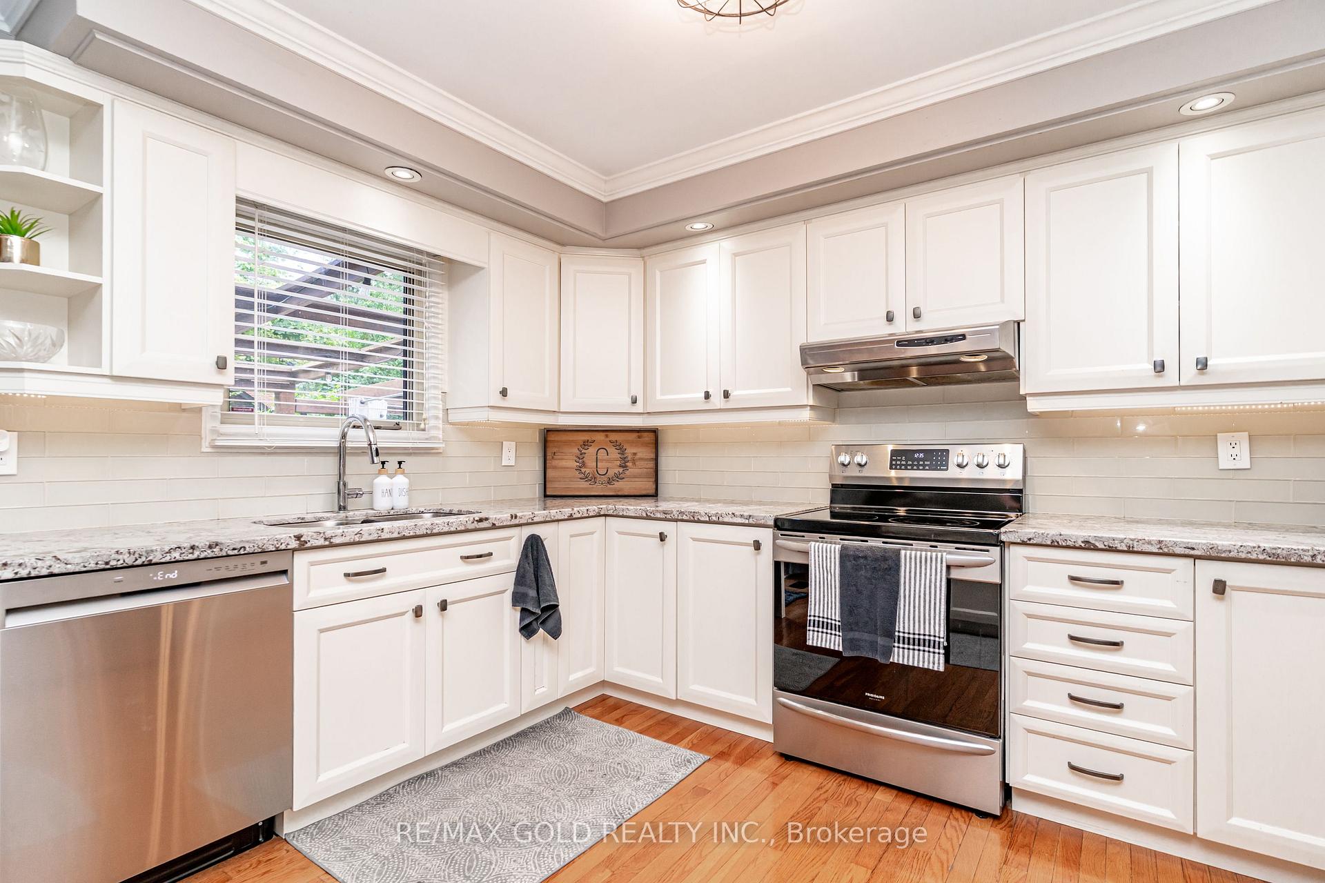 Photo 13 of 40 Cairnmore Court, Brampton, Snelgrove — HOMEH