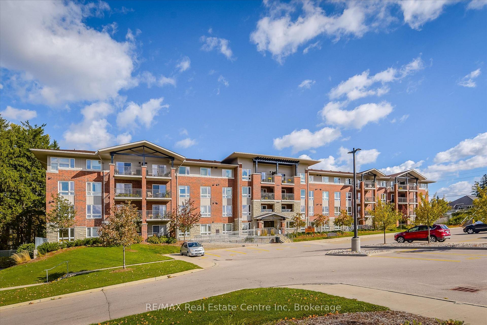 Front of Unit 302, 645 St David Street S