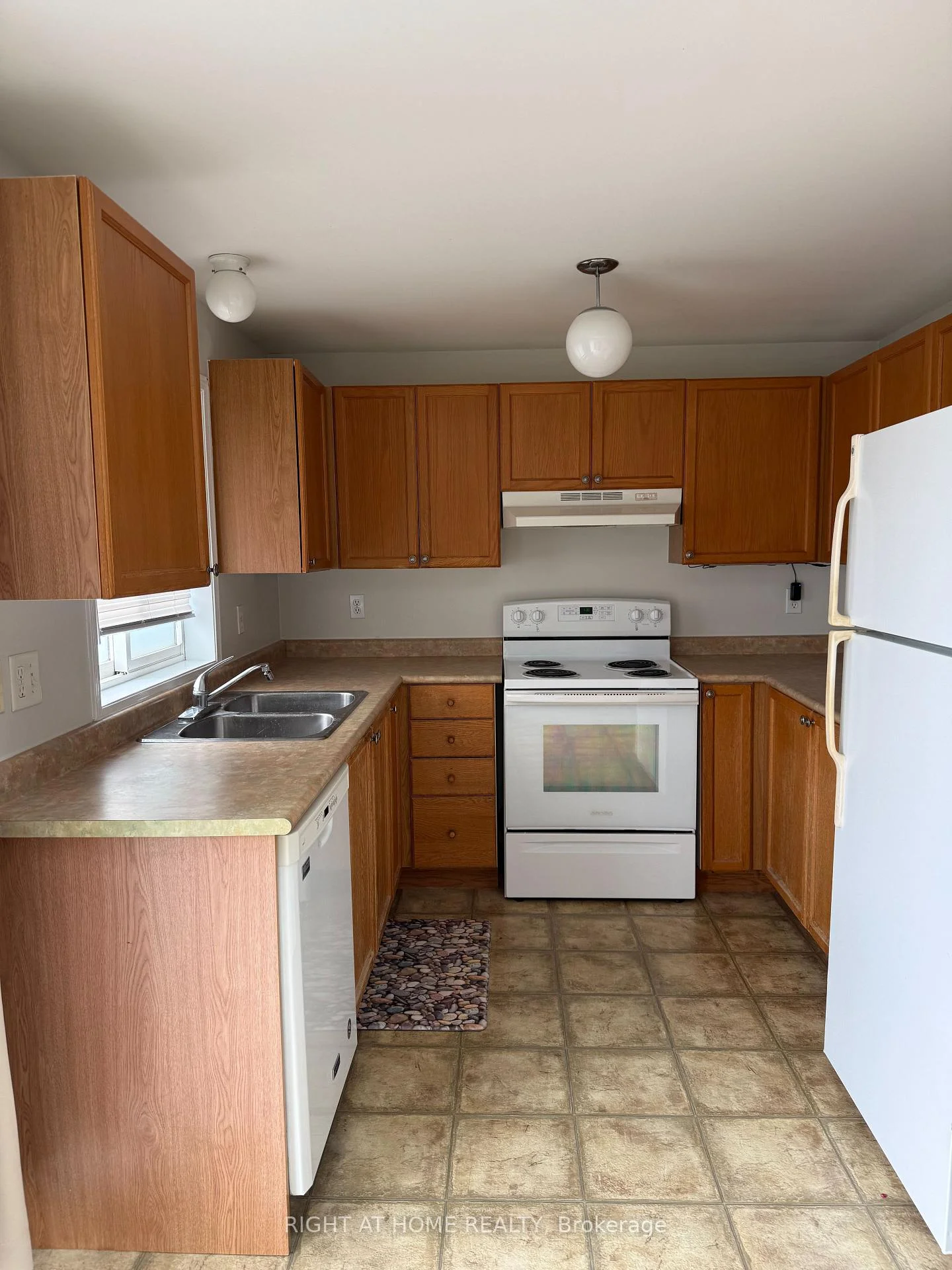 Photo 10 of Unit Upper, 229 Dunsmore Lane, Barrie, Georgian Drive — HOMEH