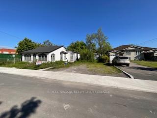 Photo 2 of 18 Phelps Street, St. Catharines, Oakdale — HOMEH