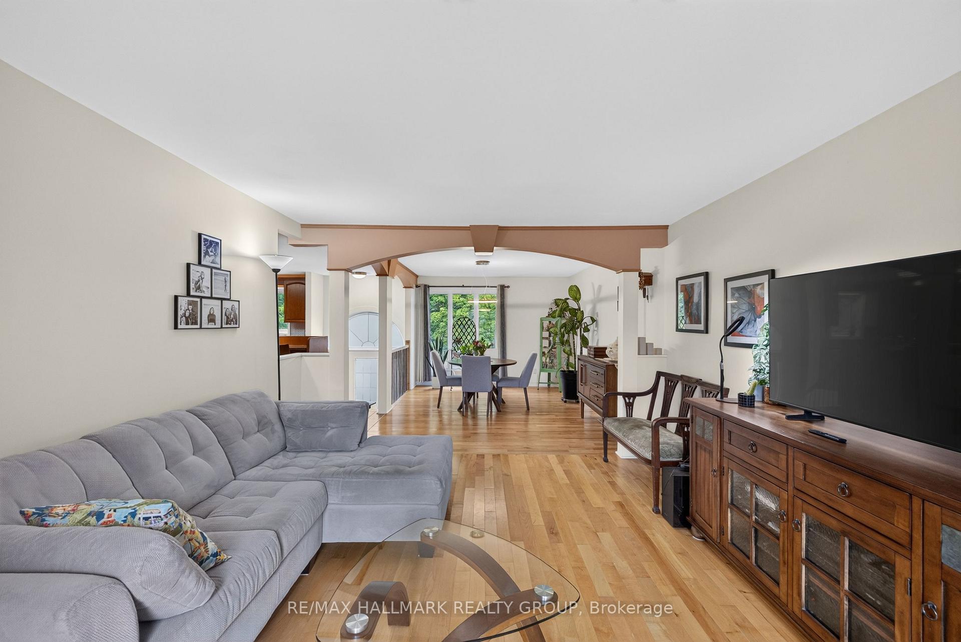Photo 10 of 1100 Bathgate Drive, Ottawa, Carson Grove — HOMEH