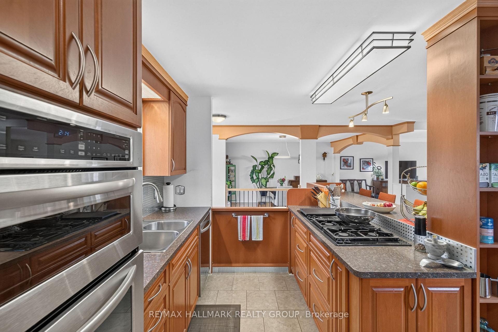 Photo 15 of 1100 Bathgate Drive, Ottawa, Carson Grove — HOMEH