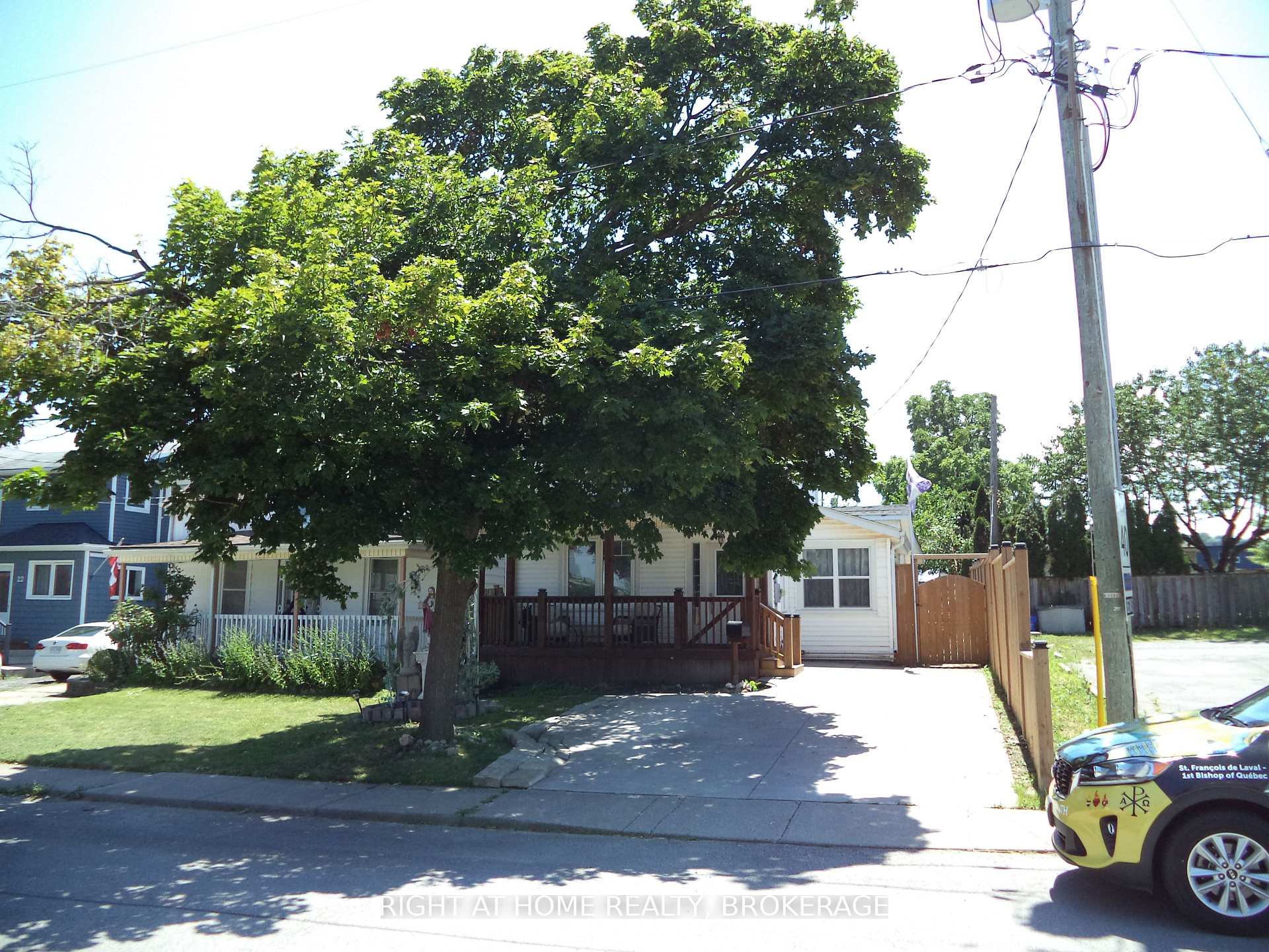 Photo 4 of 18 Almond Street, St. Catharines, Secord Woods — HOMEH
