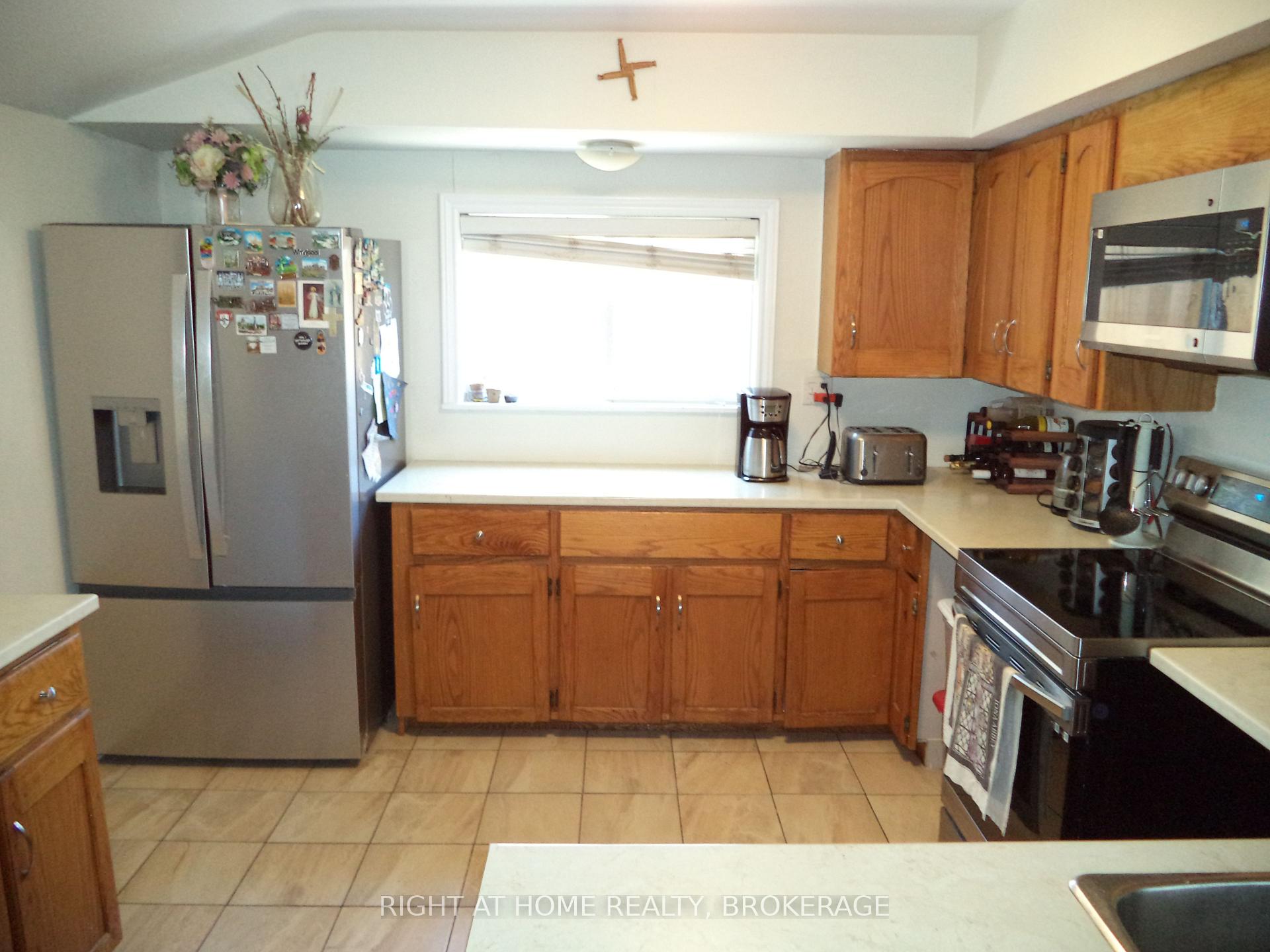 Photo 10 of 18 Almond Street, St. Catharines, Secord Woods — HOMEH