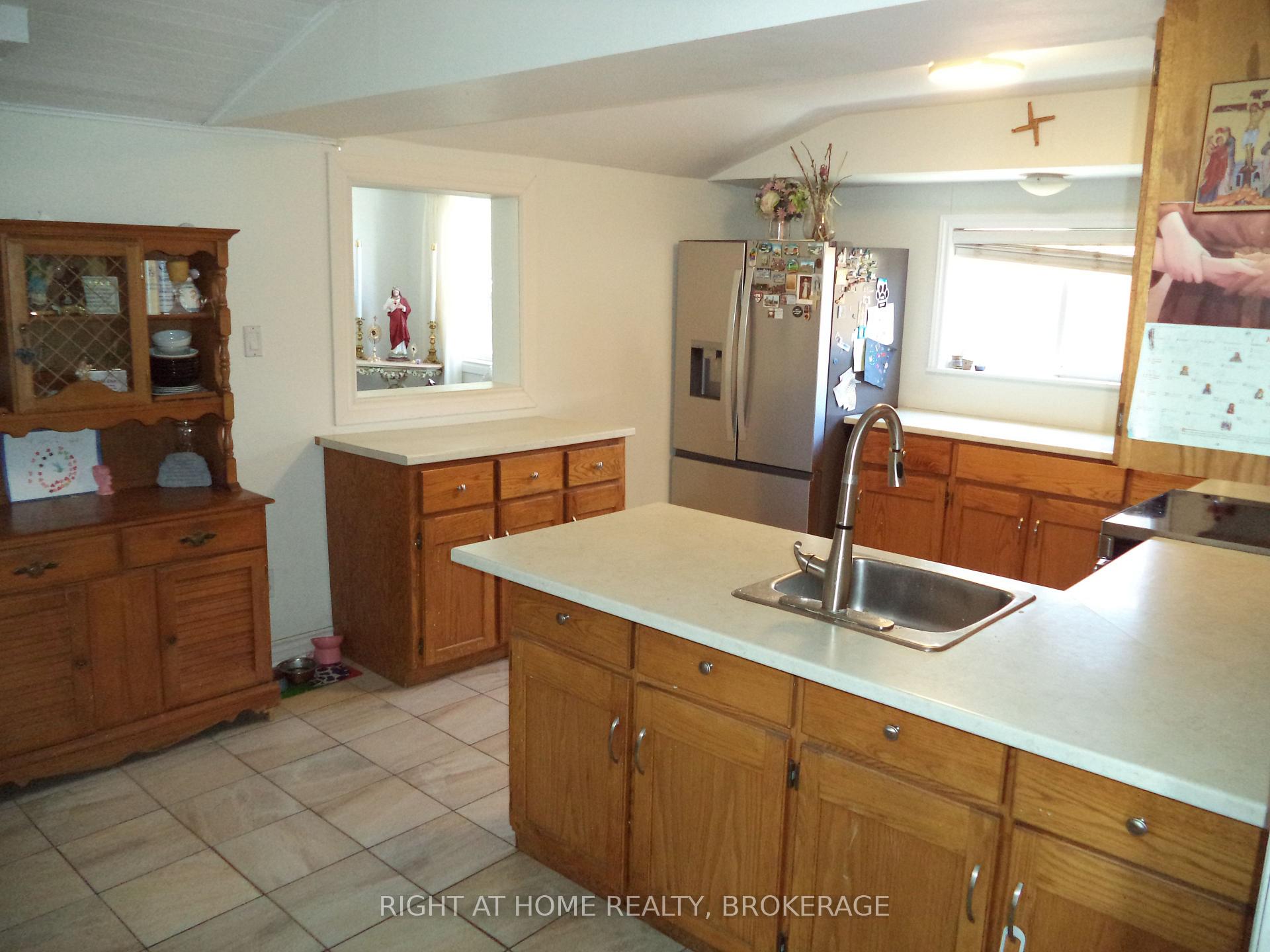 Photo 11 of 18 Almond Street, St. Catharines, Secord Woods — HOMEH