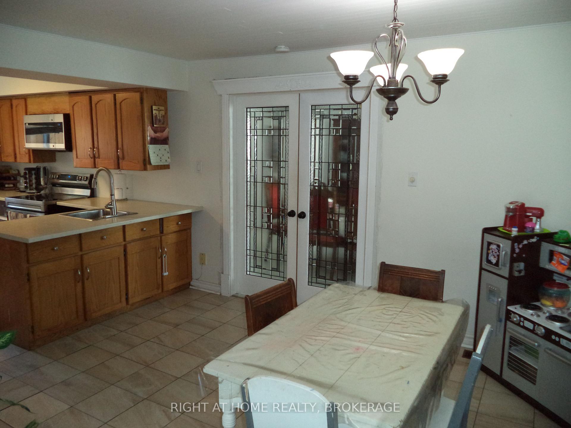 Photo 12 of 18 Almond Street, St. Catharines, Secord Woods — HOMEH