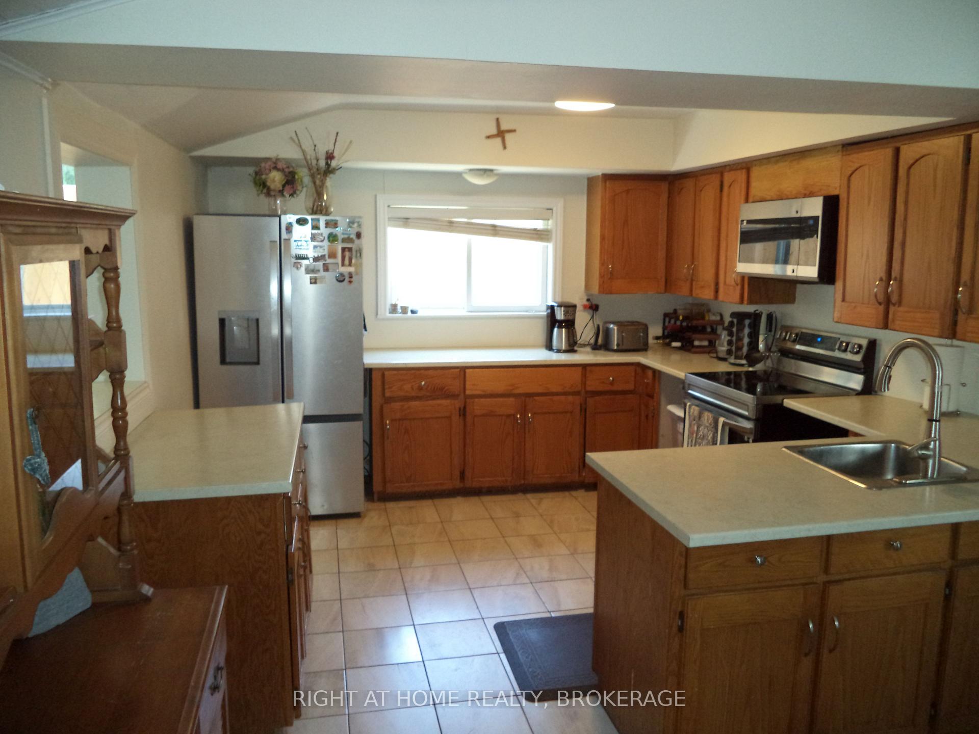 Photo 13 of 18 Almond Street, St. Catharines, Secord Woods — HOMEH