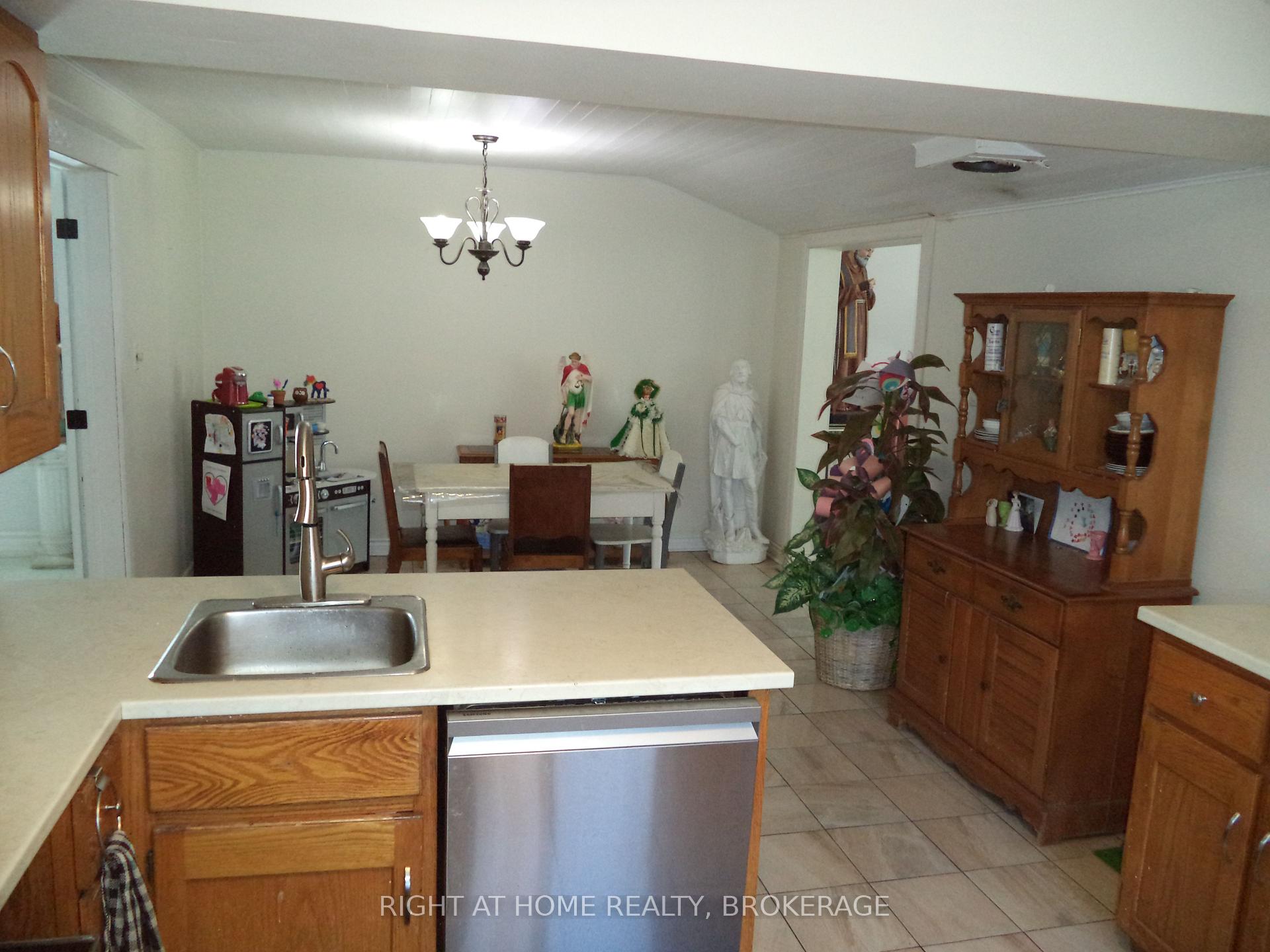 Photo 14 of 18 Almond Street, St. Catharines, Secord Woods — HOMEH