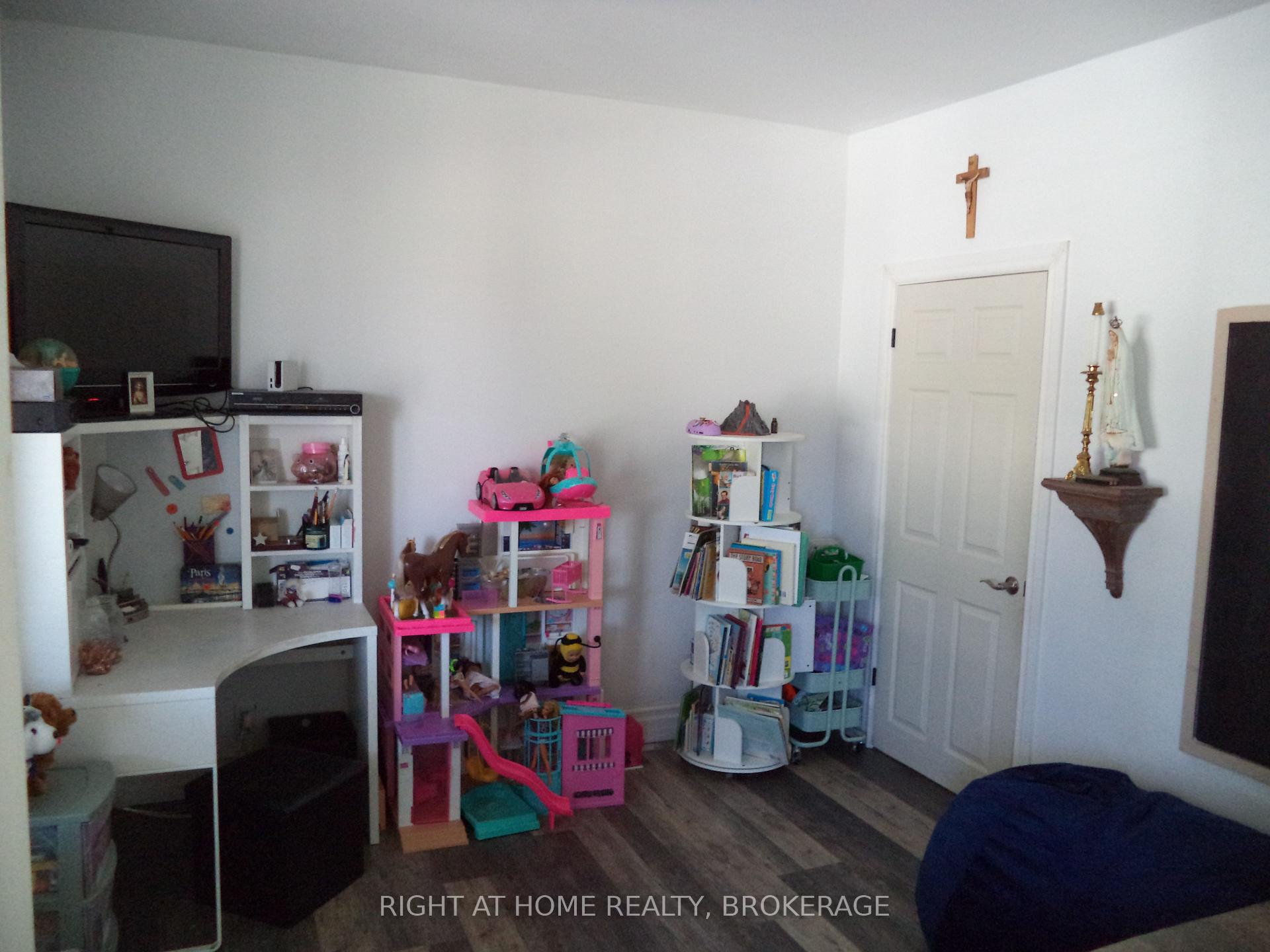 Photo 20 of 18 Almond Street, St. Catharines, Secord Woods — HOMEH