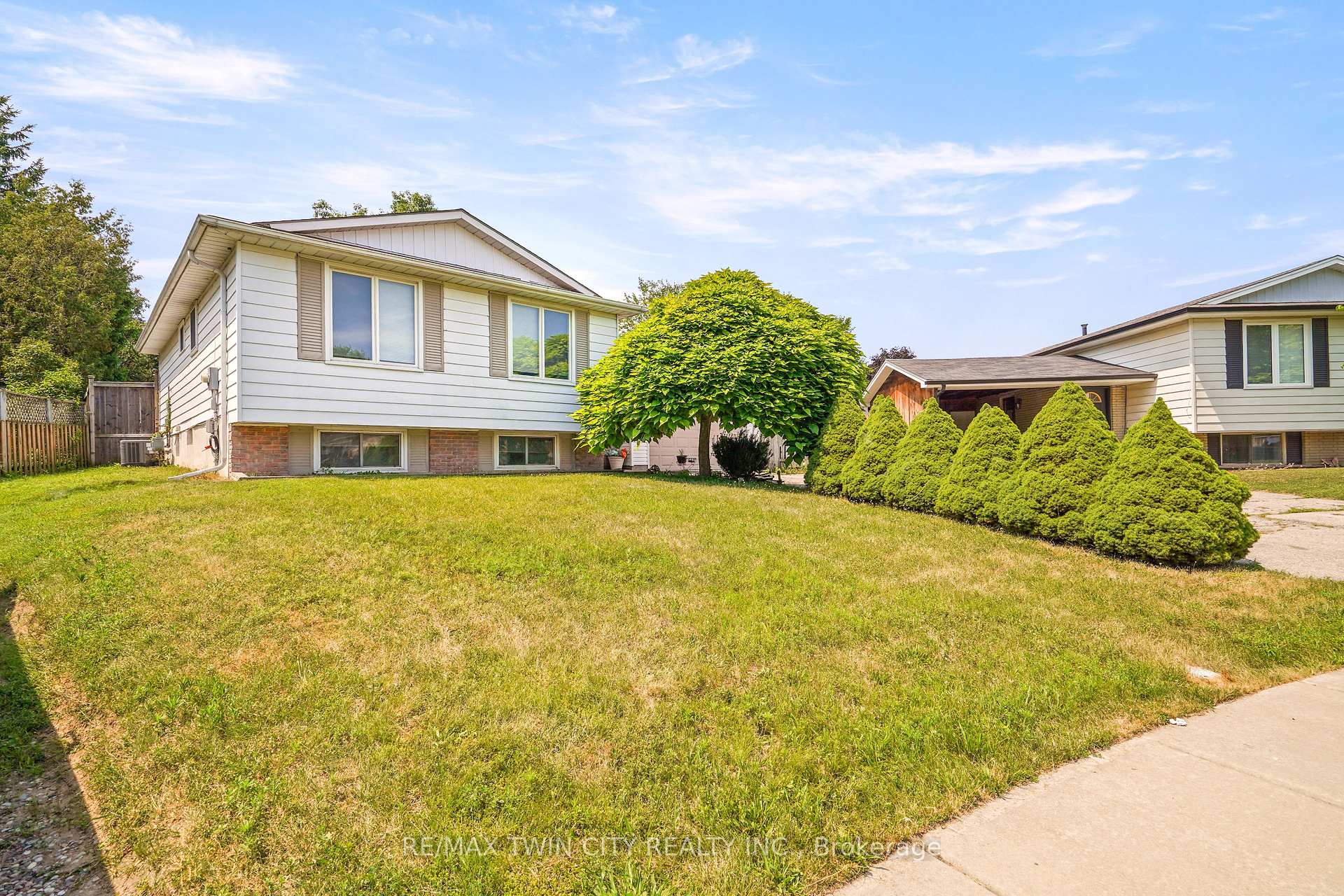Photo 2 of 14 Thistledown Drive, Brantford, Myrtleville North — HOMEH