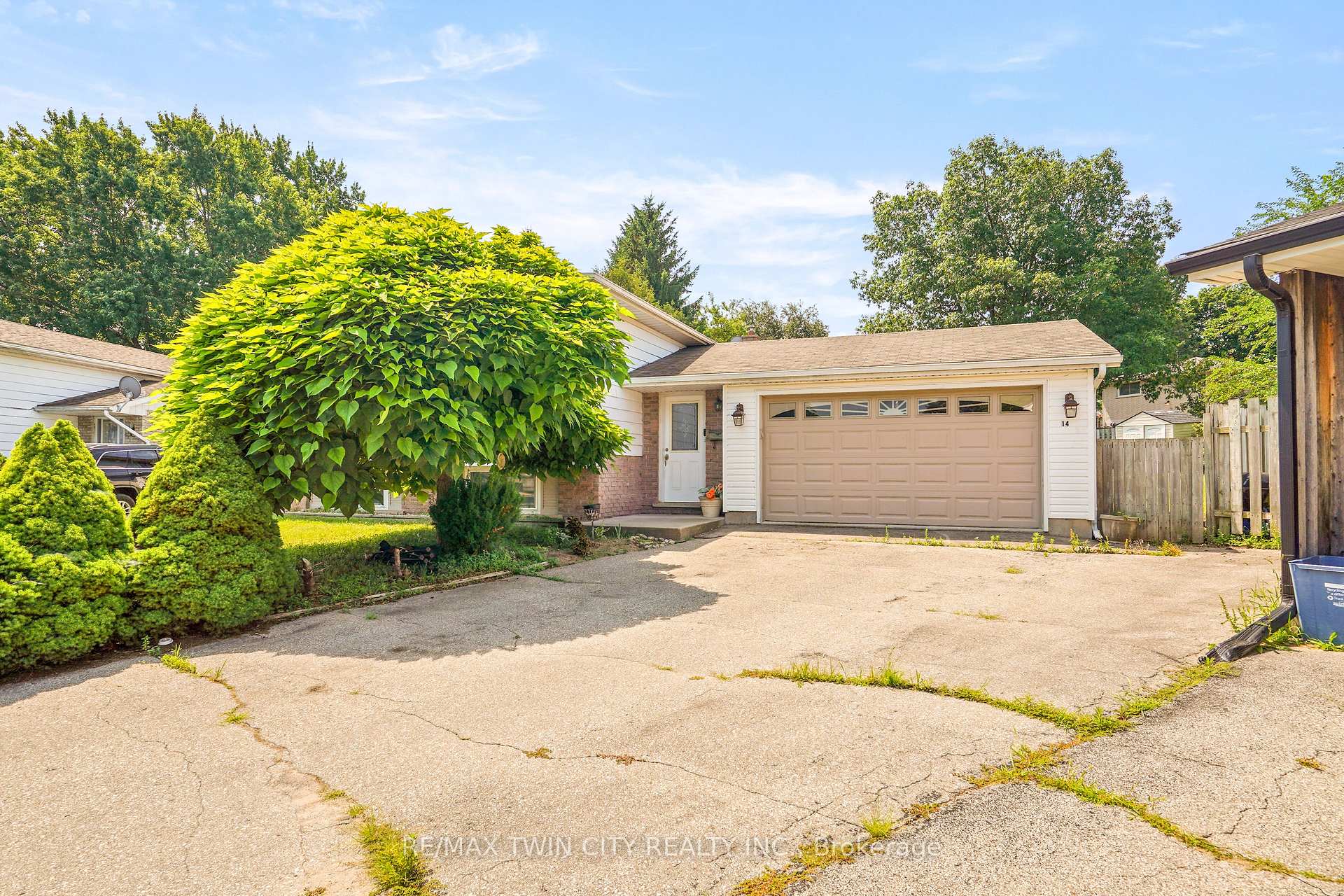 Photo 3 of 14 Thistledown Drive, Brantford, Myrtleville North — HOMEH