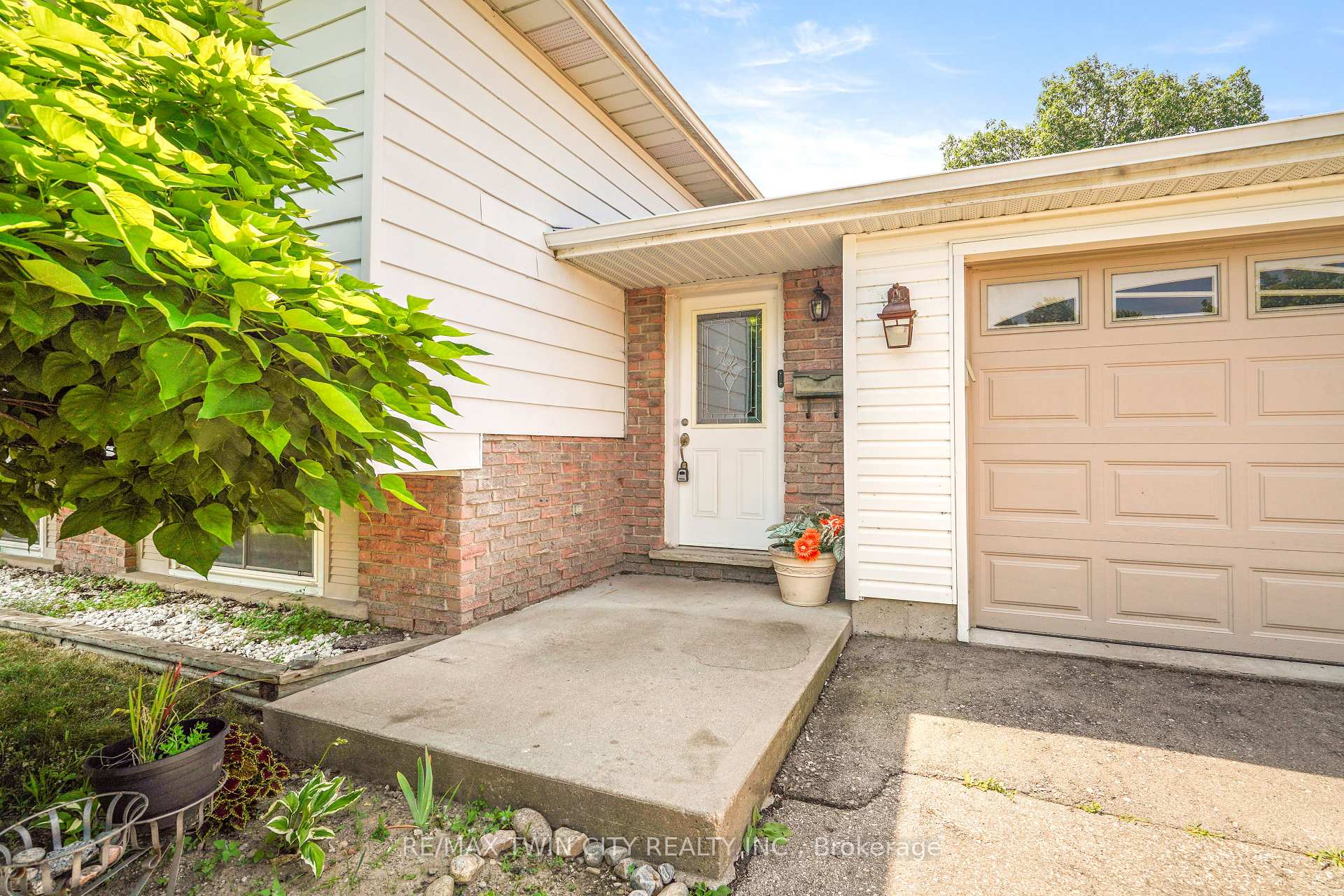 Photo 4 of 14 Thistledown Drive, Brantford, Myrtleville North — HOMEH