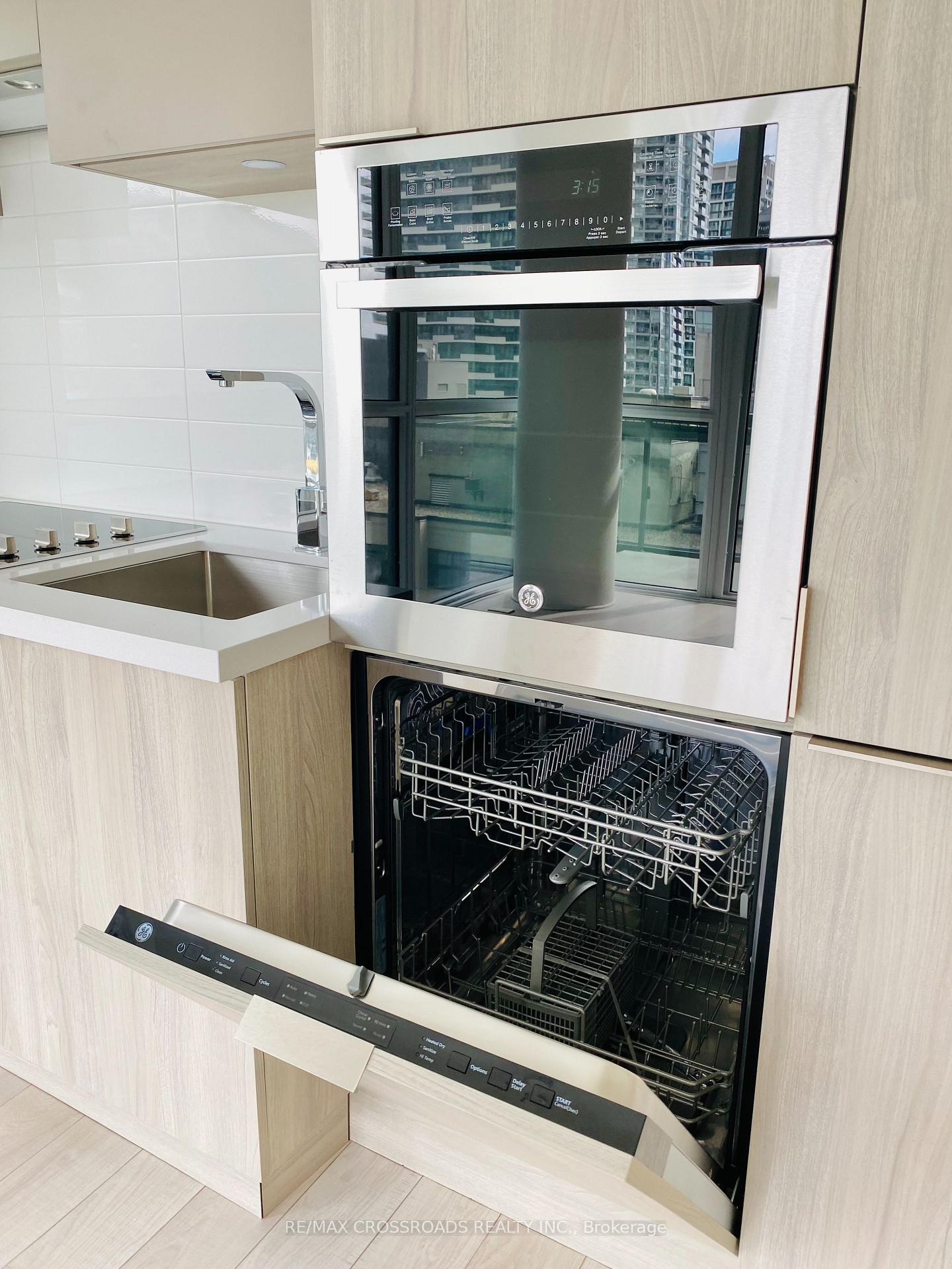 Photo 4 of Unit 905, 39 Roehampton Avenue, Toronto, Mount Pleasant West — HOMEH