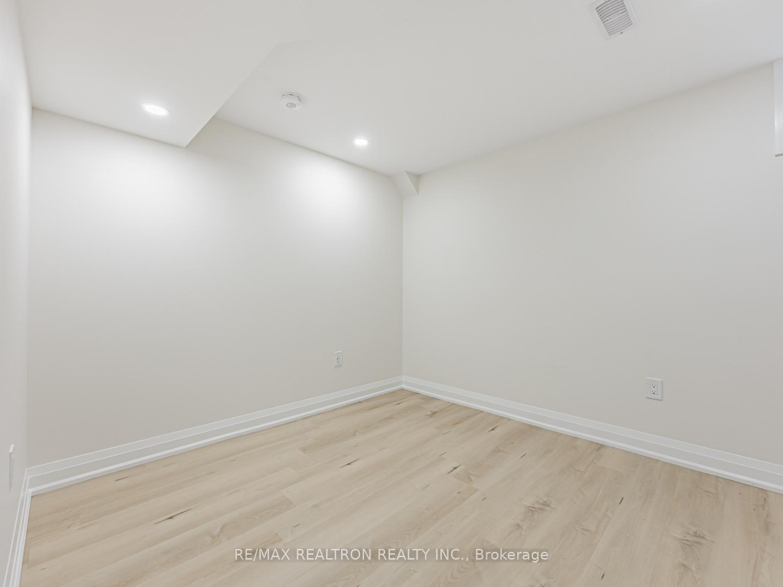 Photo 25 of 91 Mcroberts Crescent, Clarington, Courtice — HOMEH