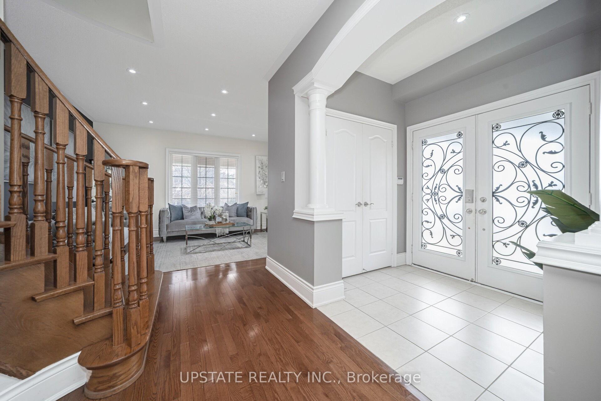 Photo 3 of 2 Beachville Circle, Brampton, Credit Valley — HOMEH
