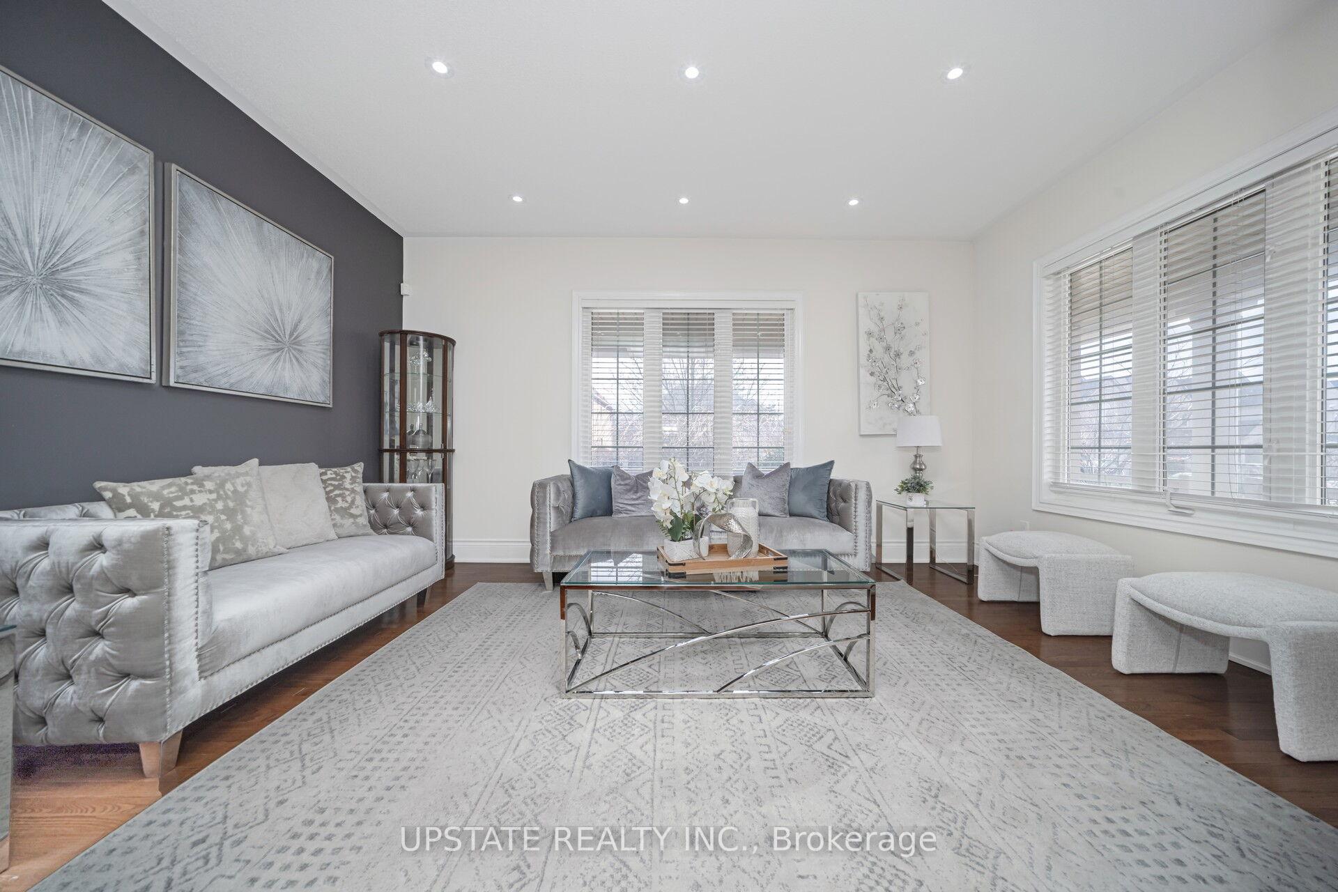 Photo 4 of 2 Beachville Circle, Brampton, Credit Valley — HOMEH