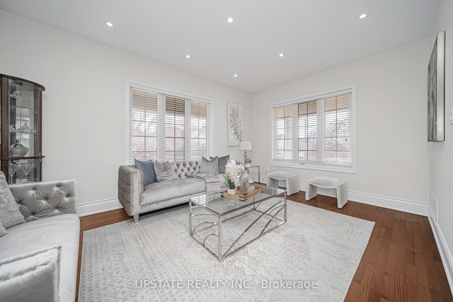 Photo 5 of 2 Beachville Circle, Brampton, Credit Valley — HOMEH