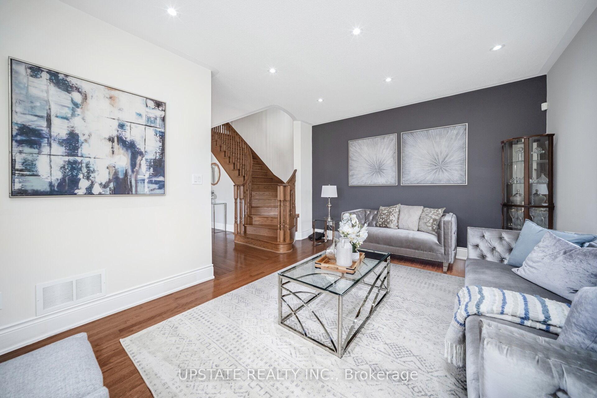 Photo 6 of 2 Beachville Circle, Brampton, Credit Valley — HOMEH