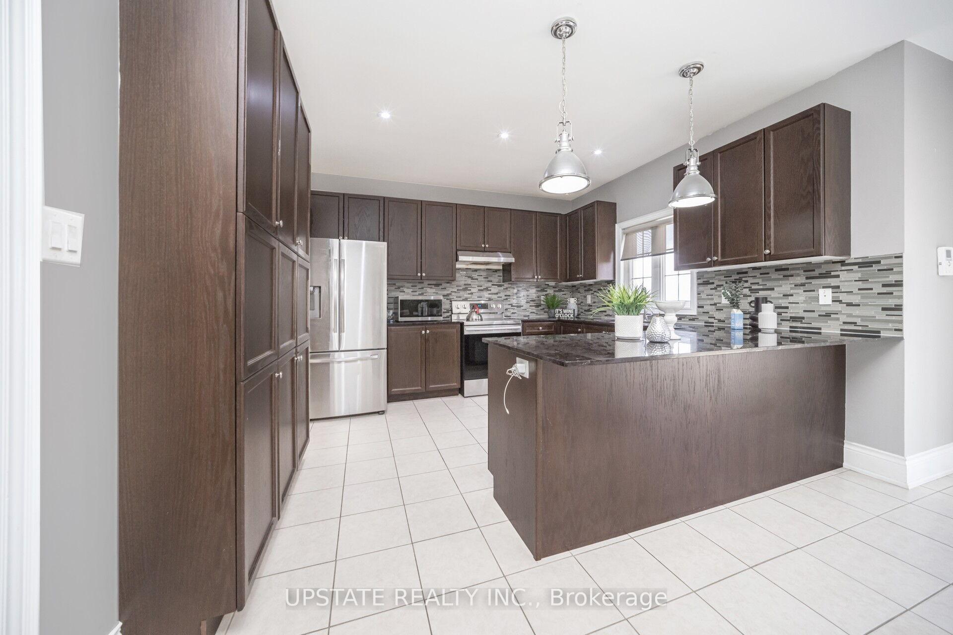 Photo 10 of 2 Beachville Circle, Brampton, Credit Valley — HOMEH
