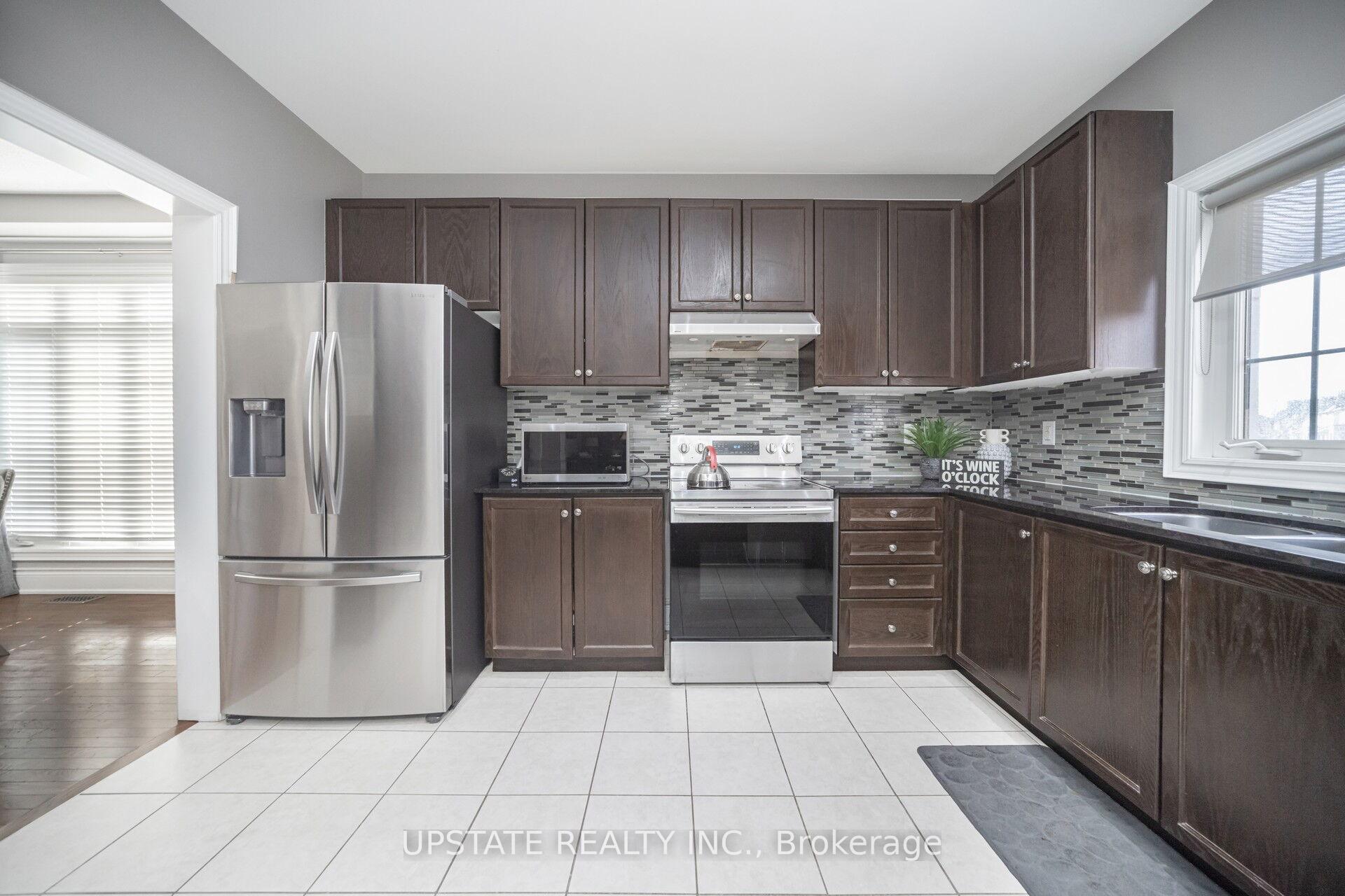 Photo 11 of 2 Beachville Circle, Brampton, Credit Valley — HOMEH