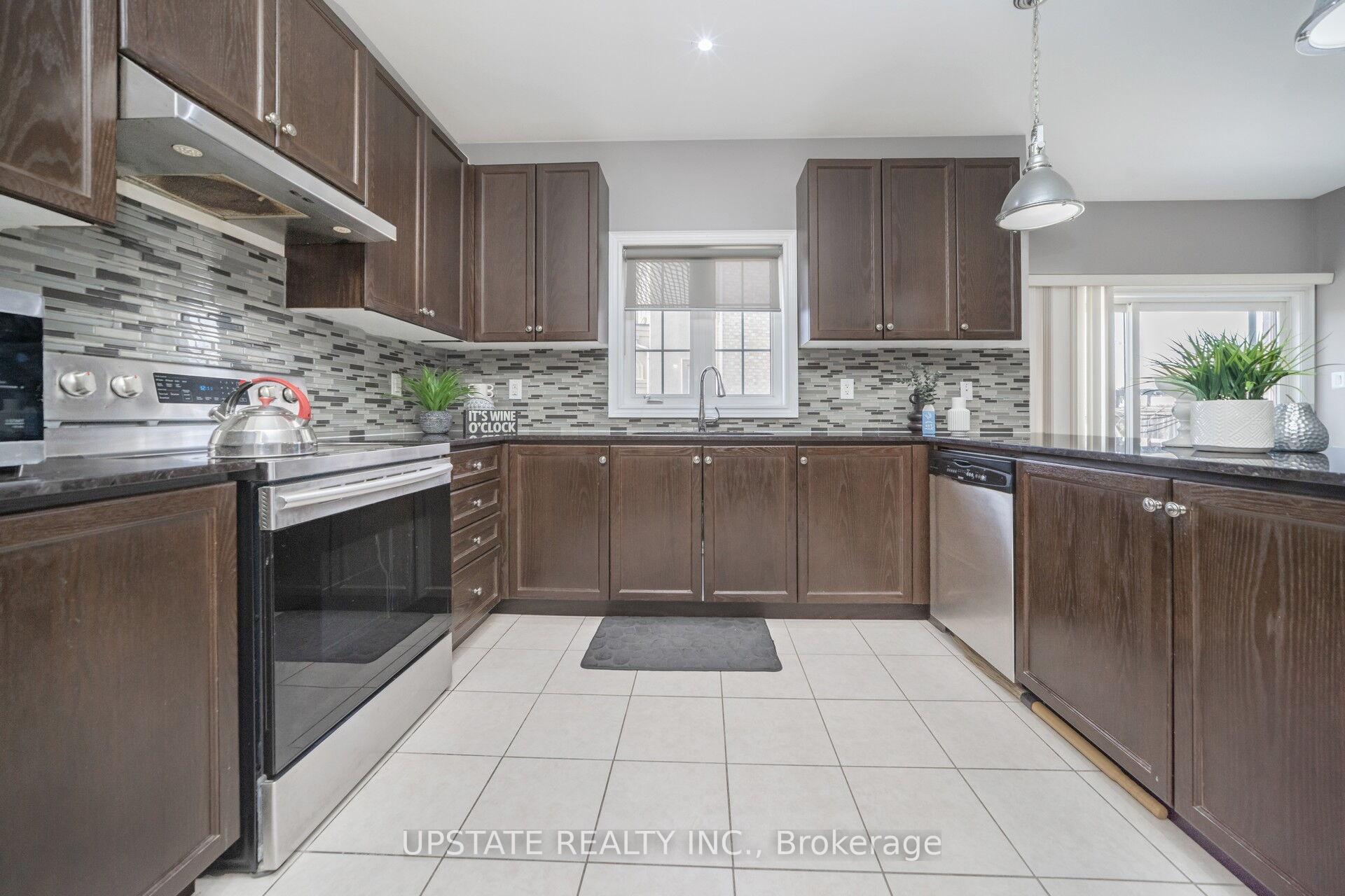 Photo 12 of 2 Beachville Circle, Brampton, Credit Valley — HOMEH