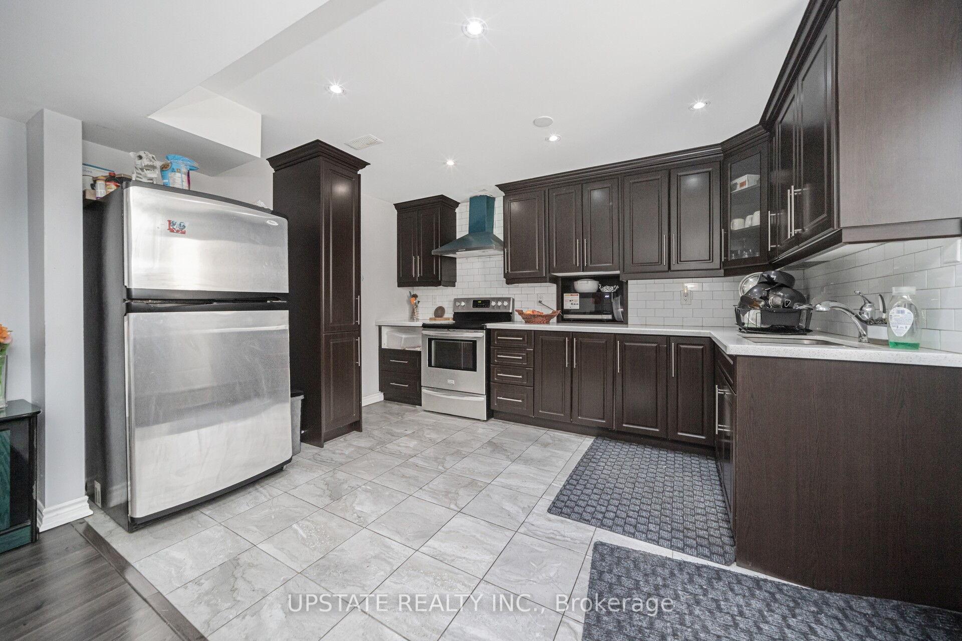 Photo 33 of 2 Beachville Circle, Brampton, Credit Valley — HOMEH
